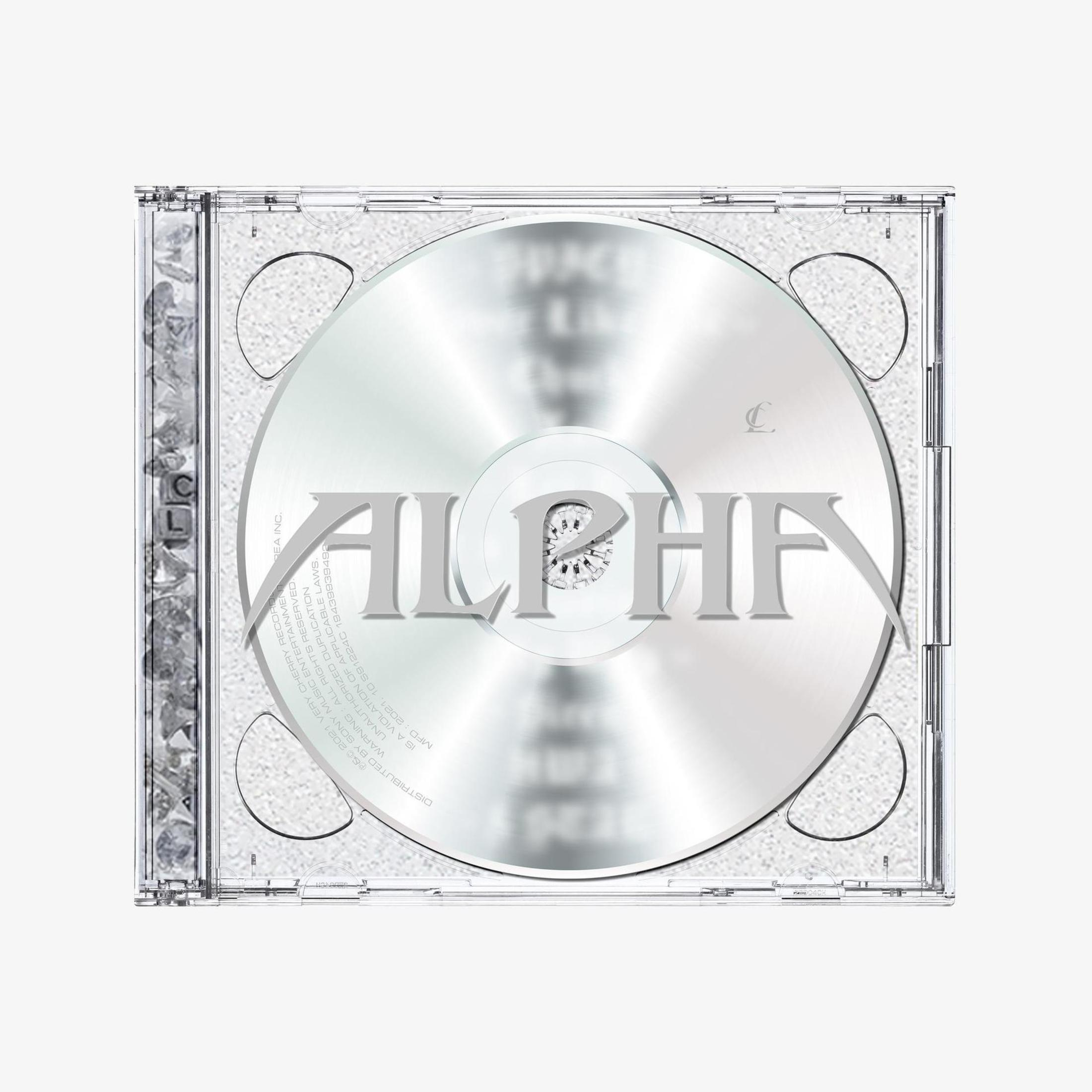 Eine durchsichtige CD-Hülle mit einer silbernen Disc im Inneren, auf der das Wort „ALPHA“ in großen Buchstaben steht.