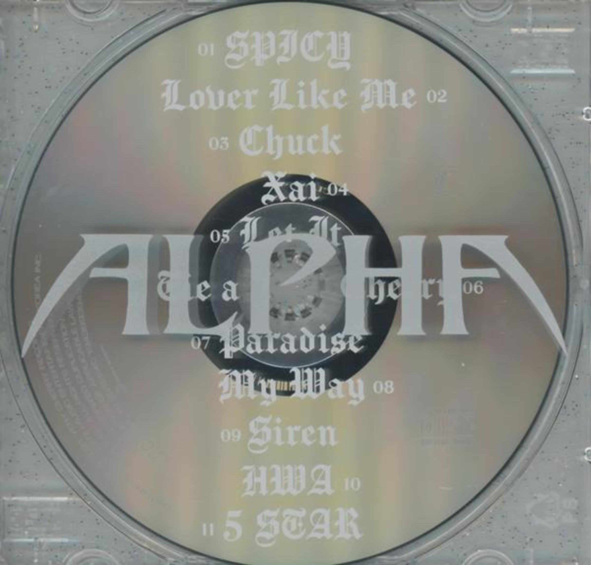 Eine CD mit Titeln wie „Spicy“, „Lover Like Me“ und „Paradise“ rund um das Wort „ALPHA“.