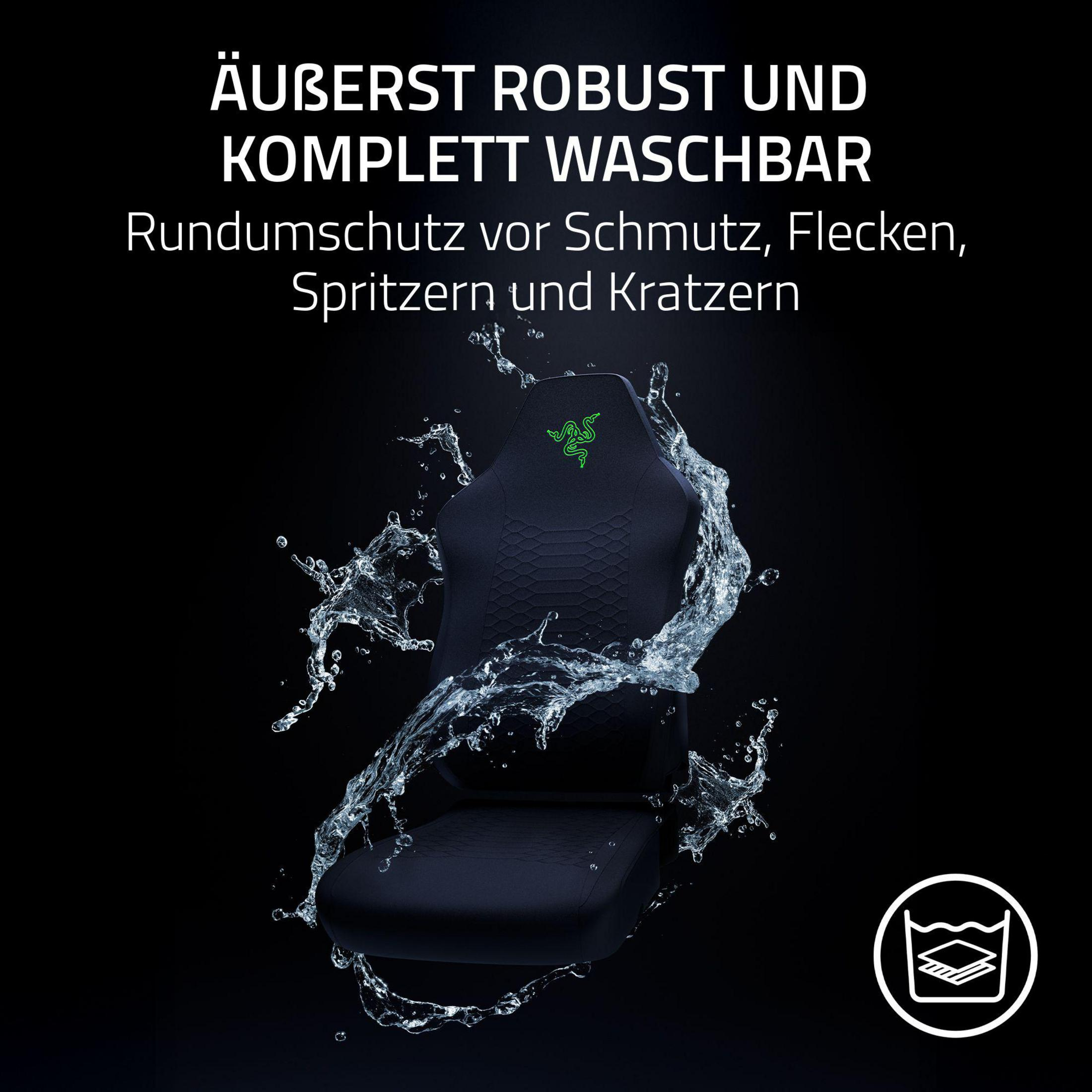 Ein schwarzer Gaming-Stuhlsitz und eine Rückenlehne, umgeben von spritzendem Wasser, vor einem dunklen Hintergrund.