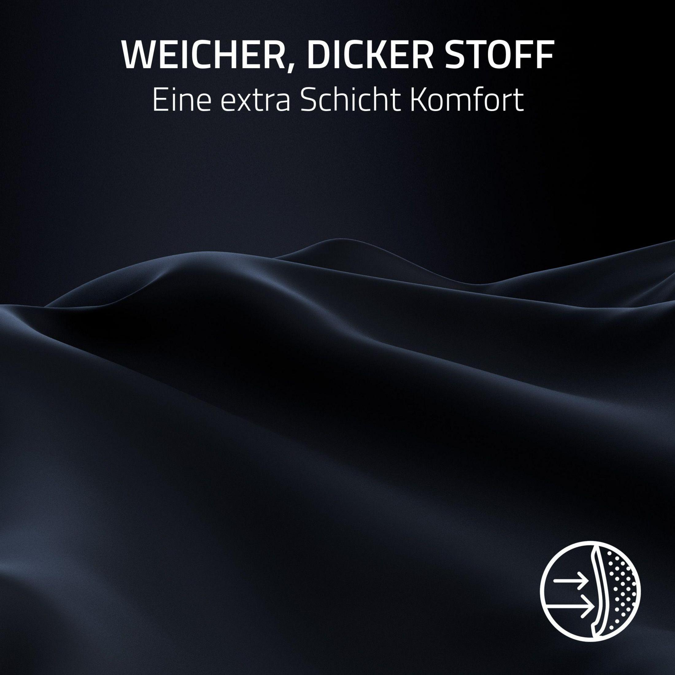 Nahaufnahme von schwarzem, weichem Stoff vor einem dunklen Hintergrund, der Textur und Tiefe zeigt.
