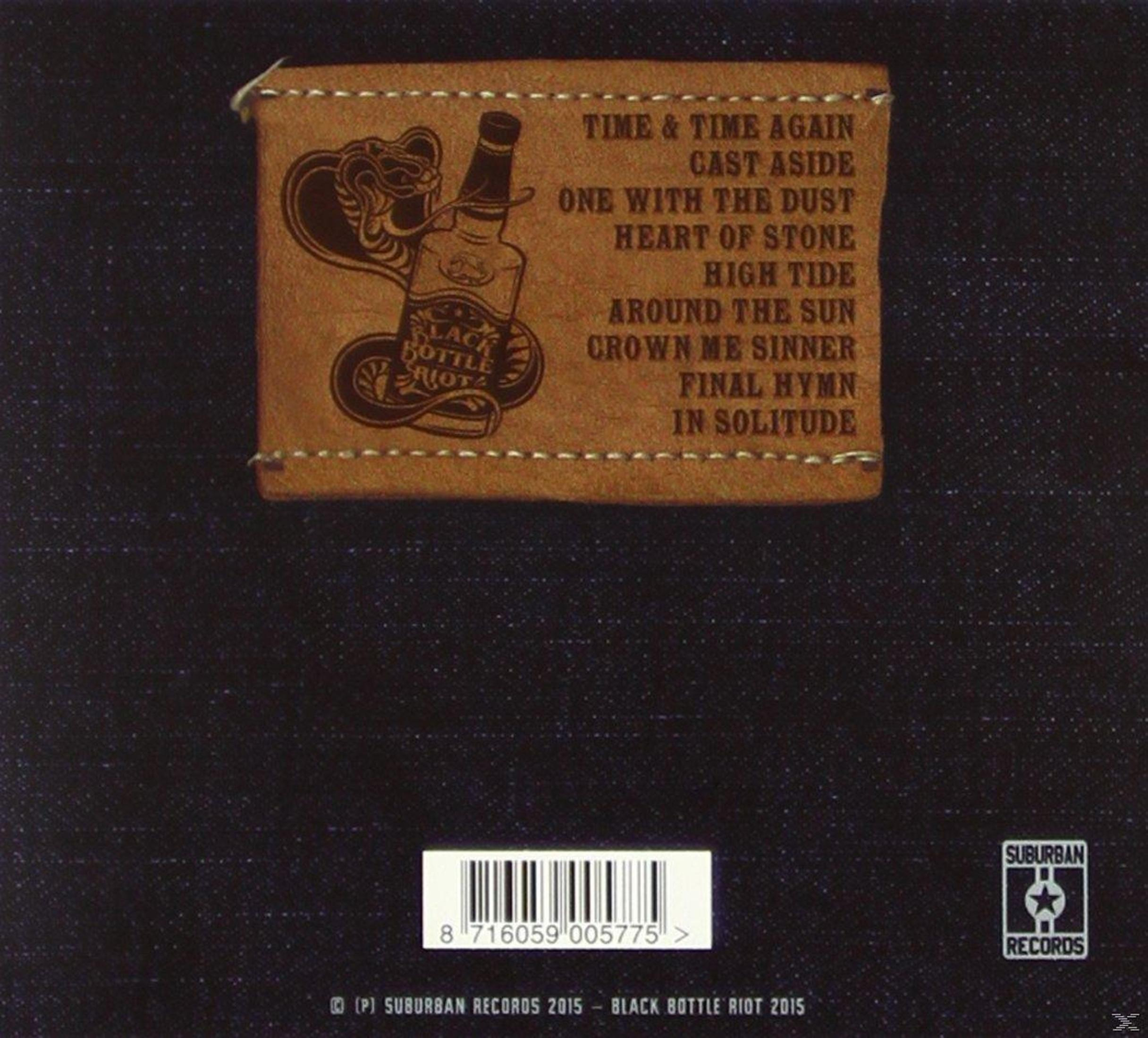 Black Bottle Riot albumhoes met een bruine leren patch met de tracklist op donker denim.