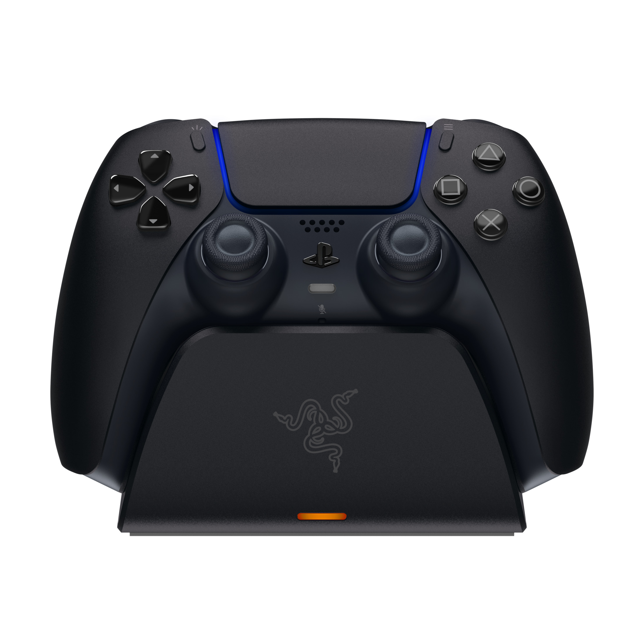 Şarj ünitesinde siyah bir PlayStation 5 oyun kolu, mavi vurgular ve ünitede Razer logosu bulunuyor.