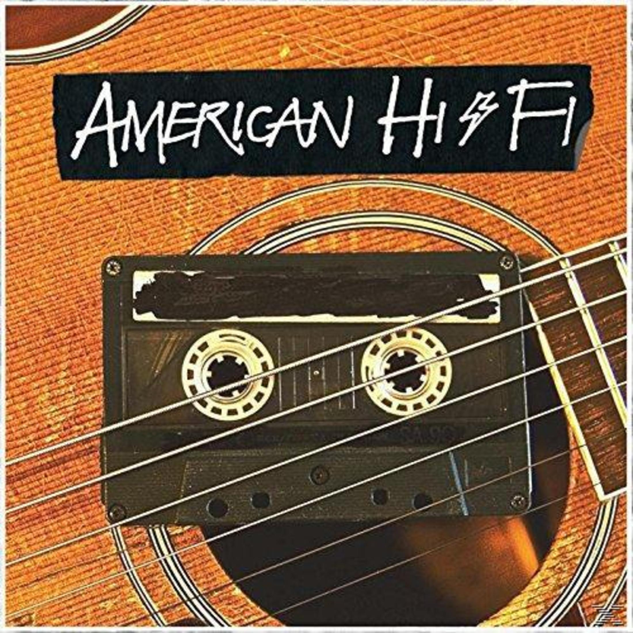 Albumhoes met een cassettebandje over een gitaar, tekst zegt "American Hi-Fi".