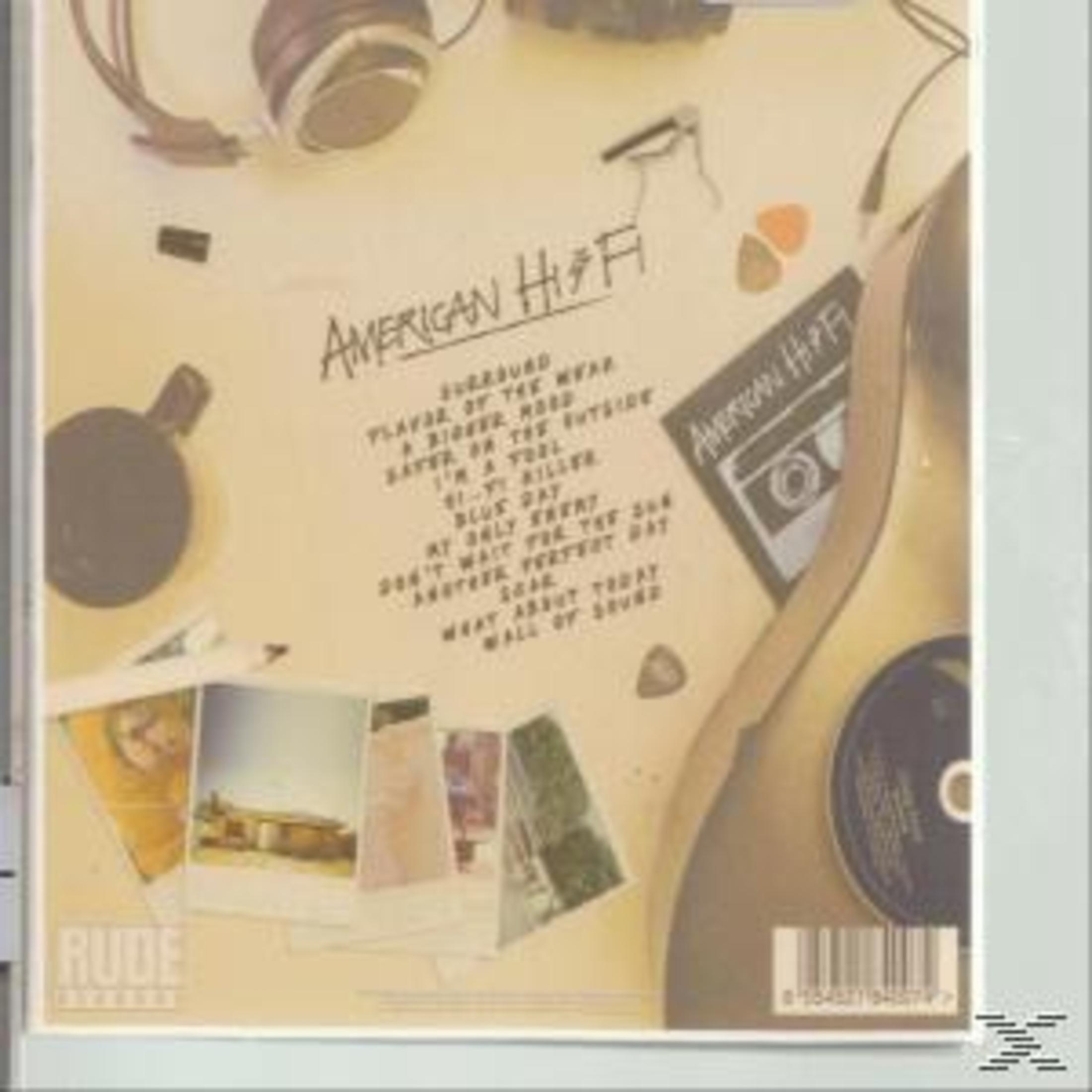 Achterkant van een American Hi-Fi albumhoes met een gitaar, cassette en foto's.