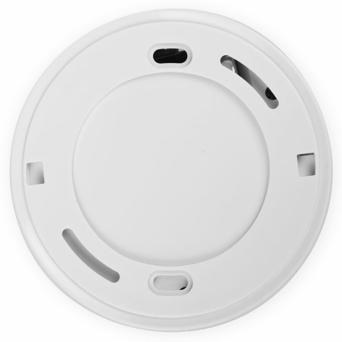 Il retro di un rilevatore di fumo rotondo bianco con hardware di montaggio.