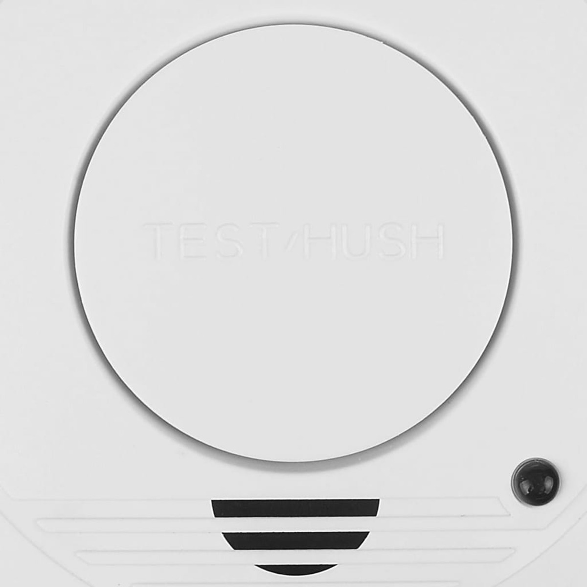 Primo piano di un rilevatore di fumo rotondo bianco con un pulsante "TEST/HUSH".