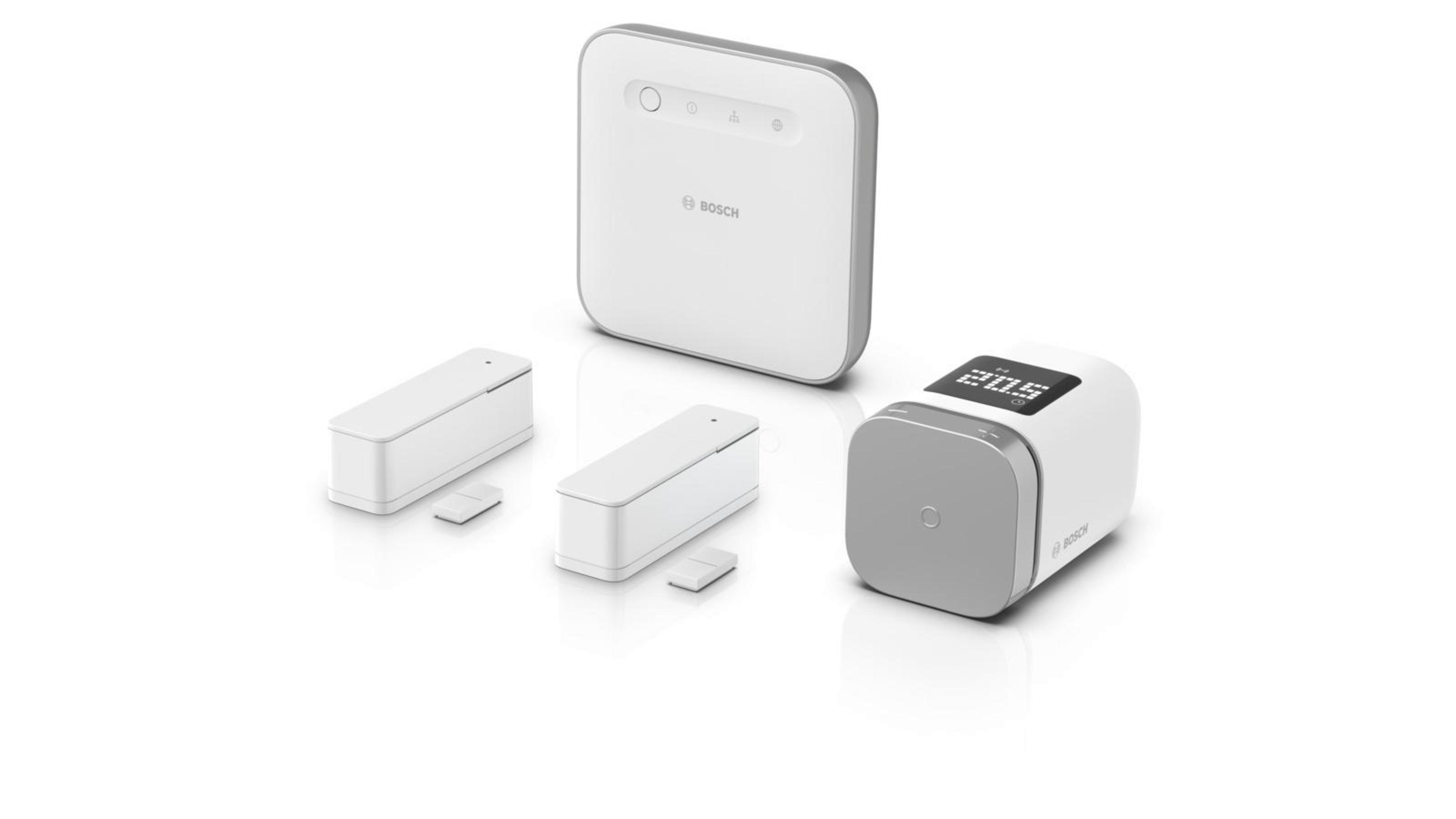 Weiße Smart-Home-Geräte: Gateway, zwei Sensoren und ein Thermostat.