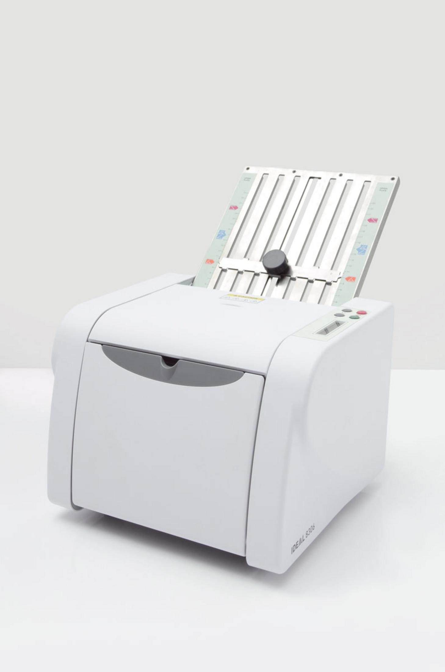 Weiße IDEAL 550 Papierfalzmaschine, geschlossen, auf weißem Hintergrund, Studioaufnahme.
