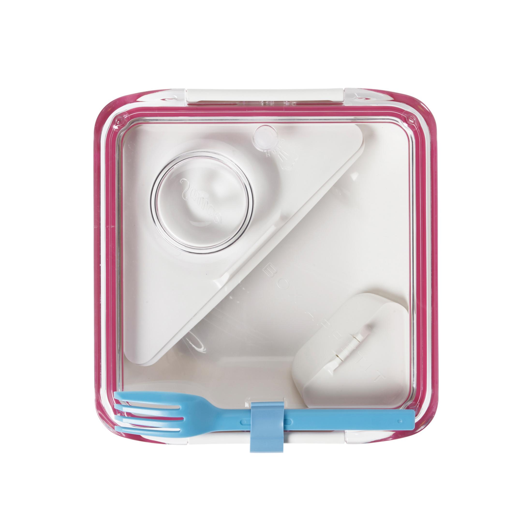Eine quadratische, transparente Lunchbox mit einem rosa Rand und einem blauen Utensil, von oben betrachtet, die ihre Fächer und ihr Design zeigt.