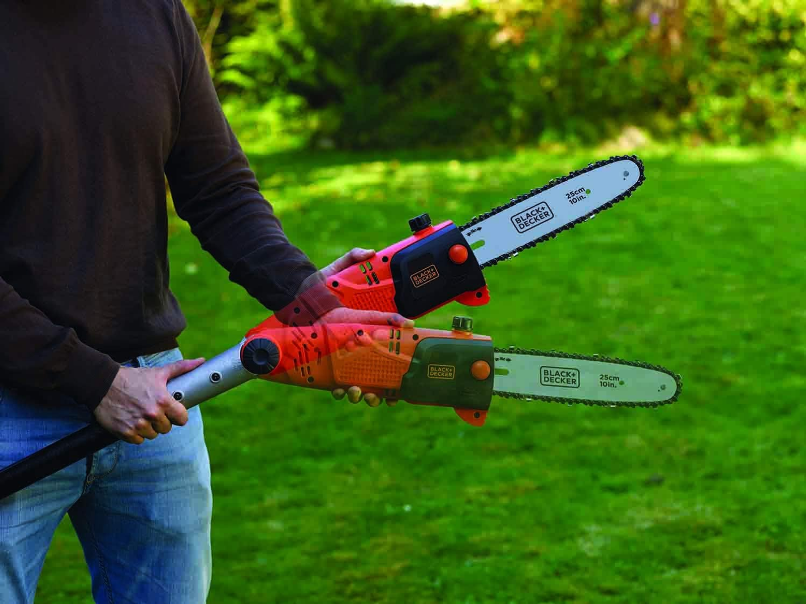 Osoba trzyma dwie piły na wysięgniku z ostrzami skierowanymi w stronę widza.