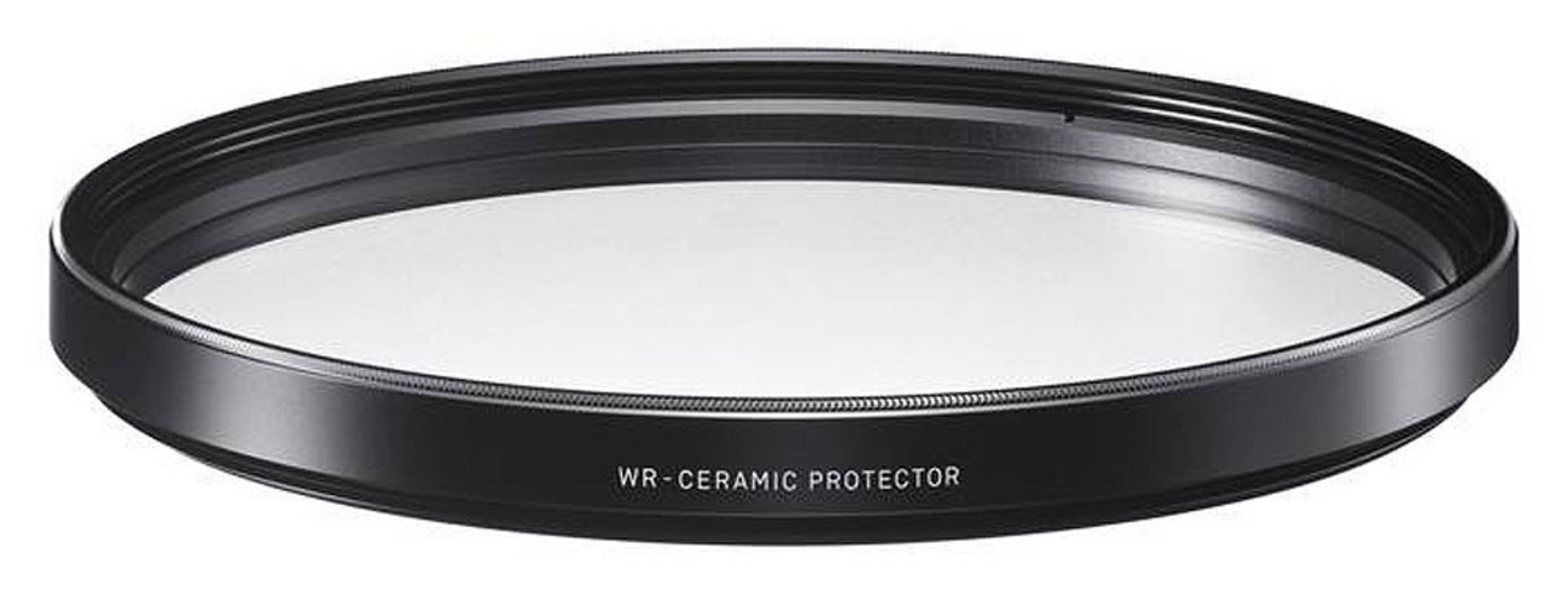 Un filtro per obiettivo della fotocamera rotondo e nero con un centro bianco viene visualizzato su uno sfondo bianco.