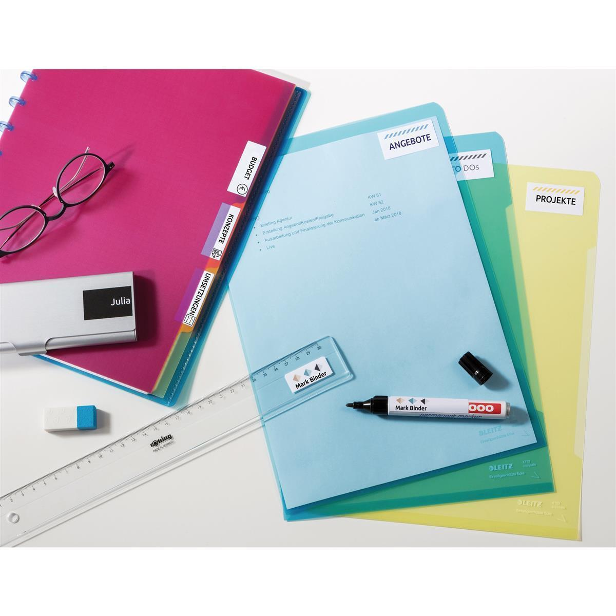 Bürobedarf wie Ordner, Stifte, ein Lineal, eine Brille und Radiergummis sind auf einer weißen Oberfläche angeordnet.