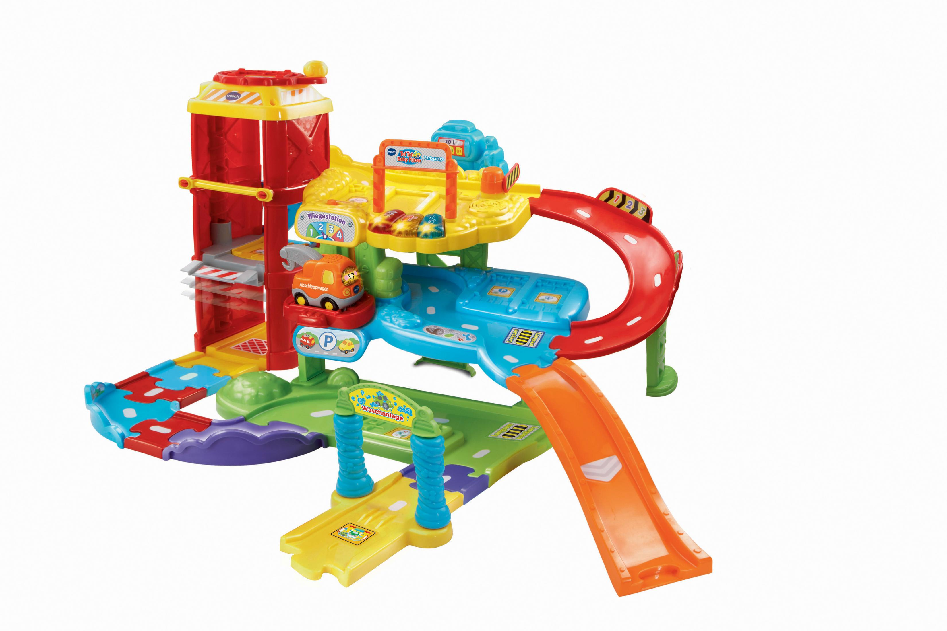 Eine farbenfrohe Spielzeugauto-Garage mit Rampen, einer Waschanlage und einer Tankstelle auf einem weißen Hintergrund.