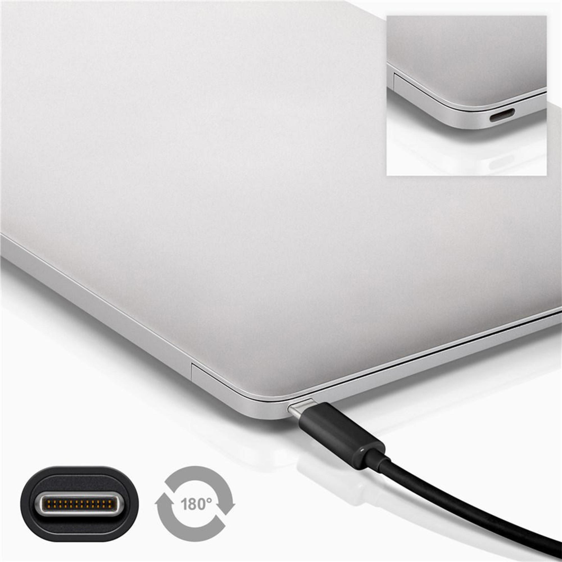 Ein silberner Laptop mit einem USB-C-Anschluss, verbunden mit einem schwarzen USB-C-Kabel, auf einer weißen Oberfläche.