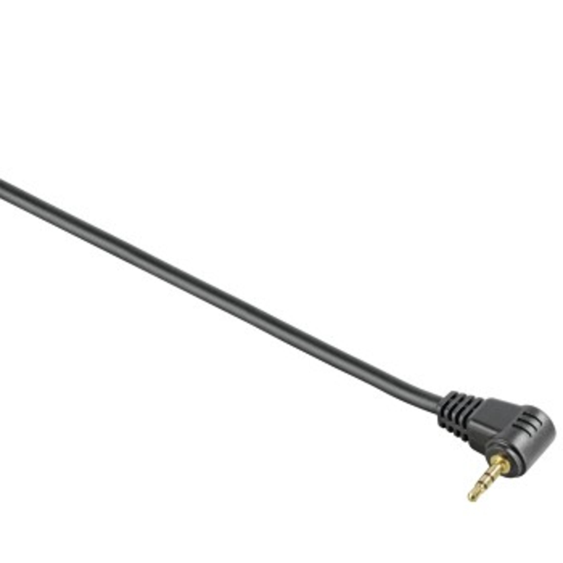 Eine Nahaufnahme eines schwarzen Audiokabels mit einem rechtwinkligen Stecker vor einem schlichten weißen Hintergrund.