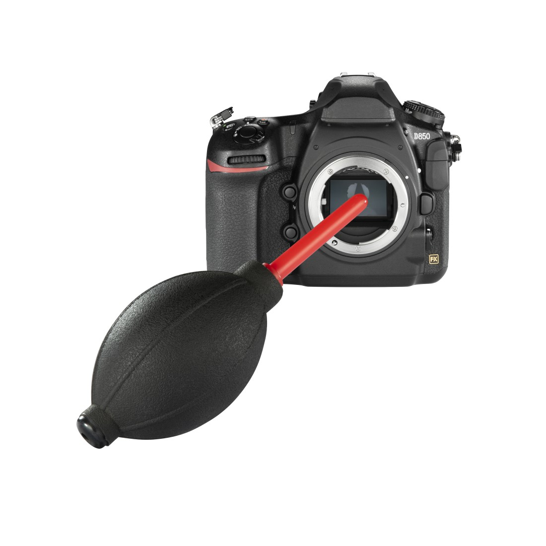 Czujnik aparatu czyszczony czarną dmuchawą powietrza z czerwoną dyszą.