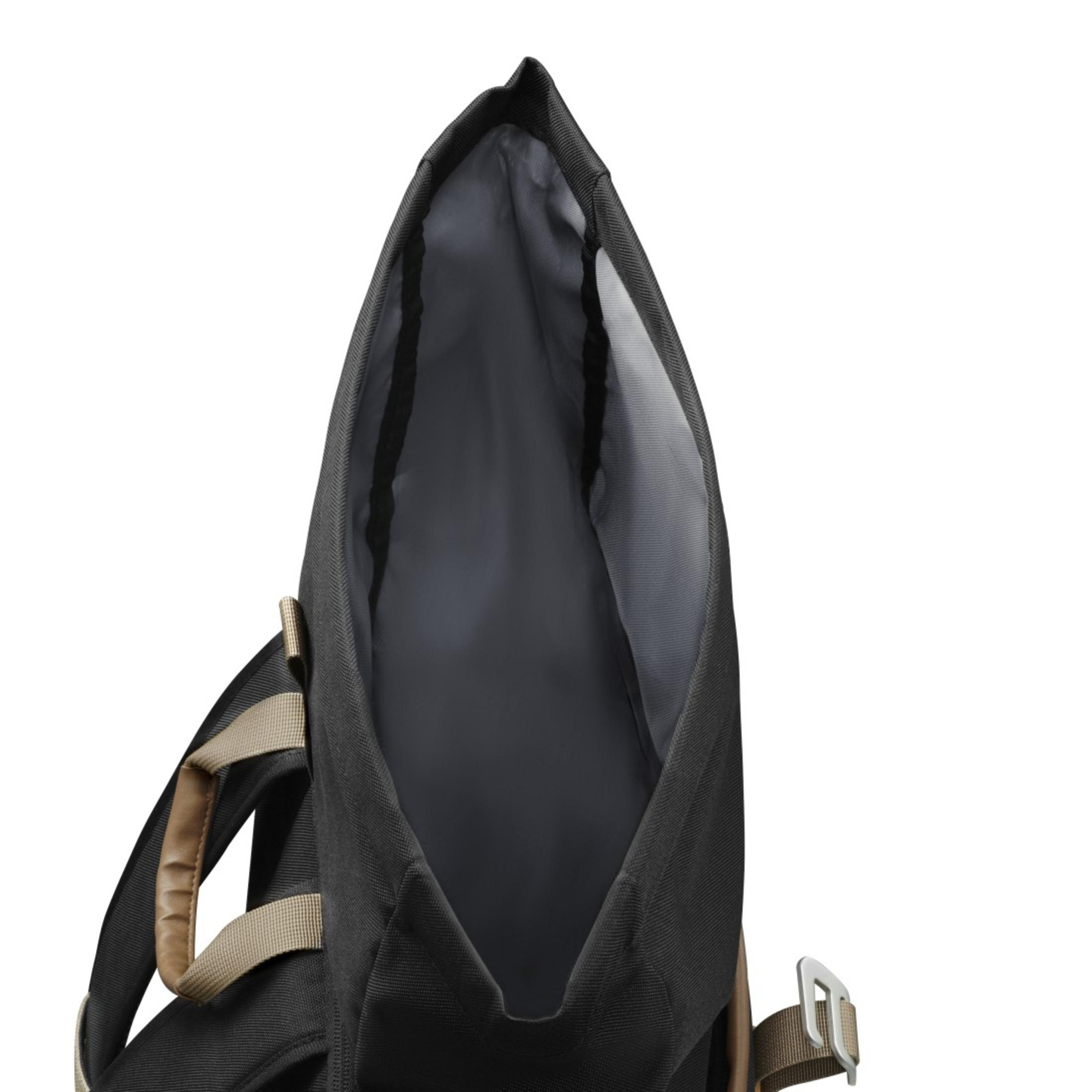 Widoczne jest wnętrze częściowo rozwiniętego, czarnego plecaka typu roll-top, ukazujące brązowe paski.