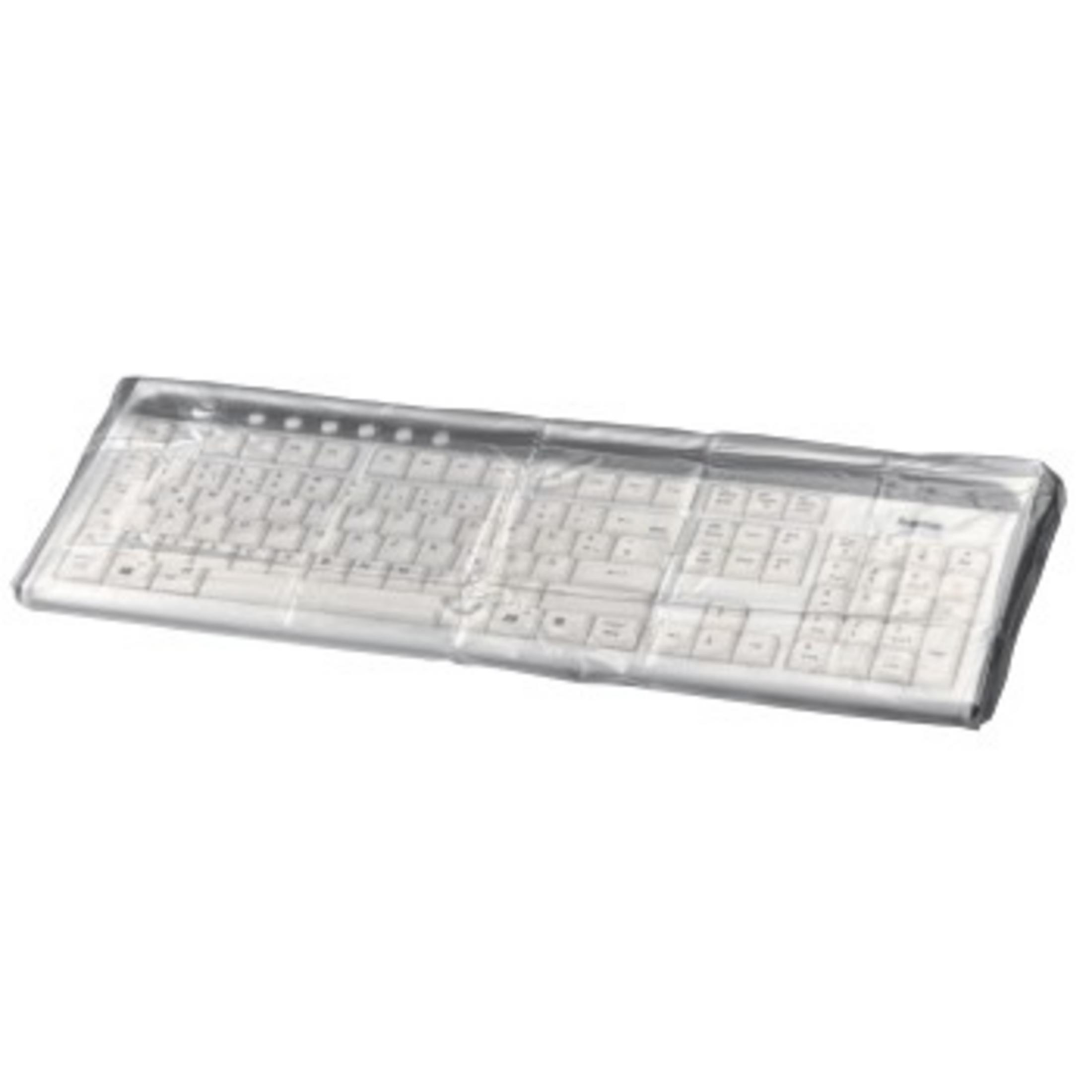 Eine weiße Tastatur ist mit einer durchsichtigen Kunststoffschutzfolie auf einem weißen Hintergrund bedeckt.