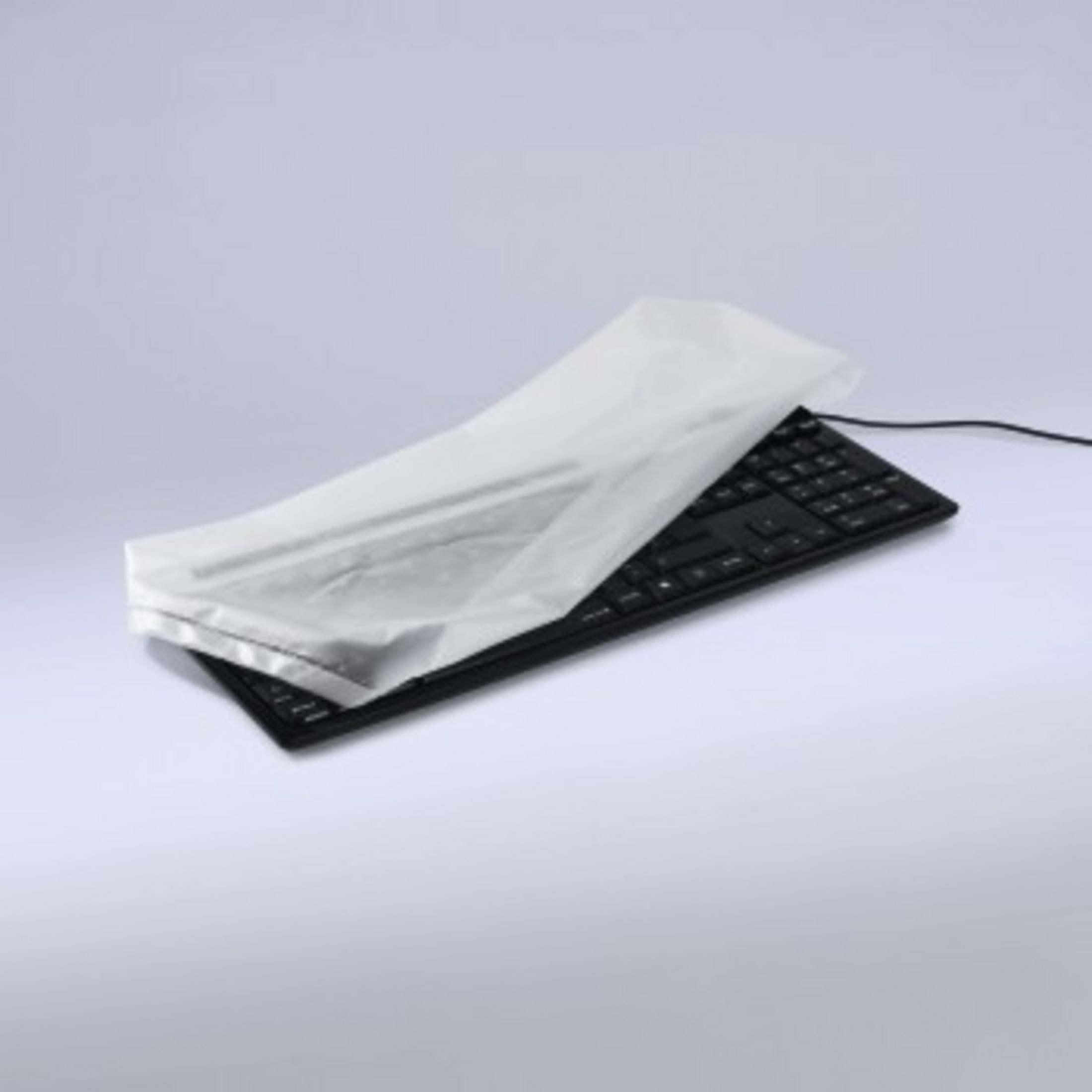 Eine schwarze Tastatur ist mit einer durchsichtigen Kunststoffschutzfolie auf einem weißen Hintergrund bedeckt.