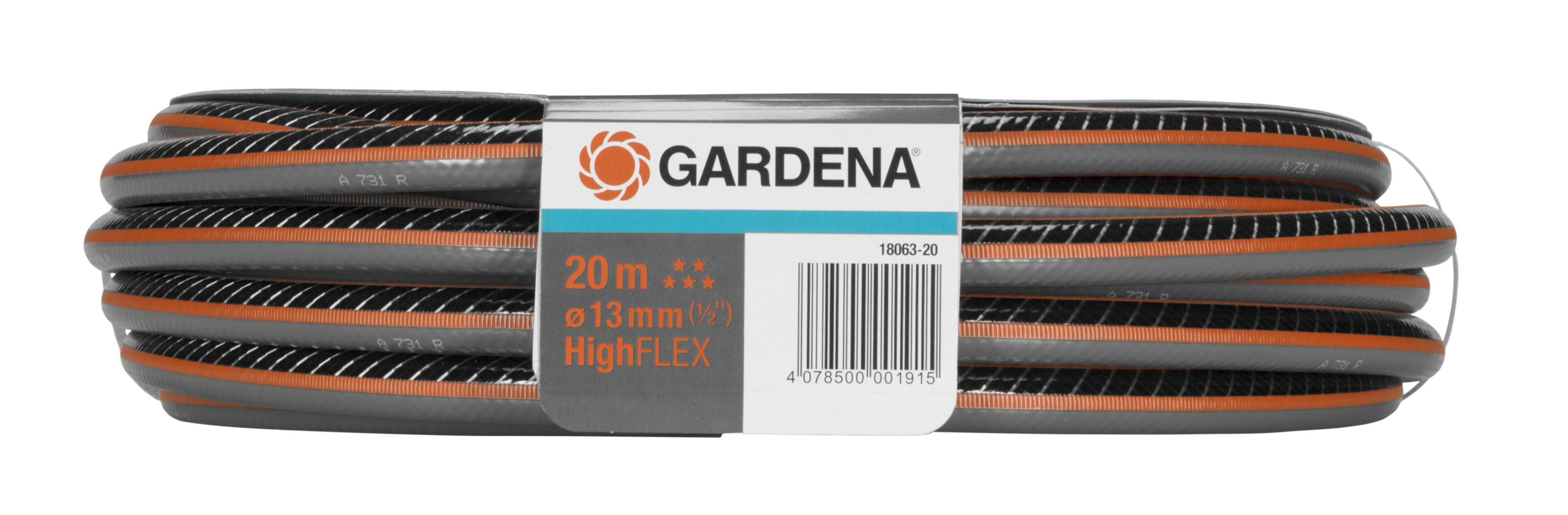 Aufgerollter grauer Gartenschlauch mit orangefarbenem Streifen, mit durchsichtigem Kunststoff gesichert. Gardena-Etikett sichtbar.