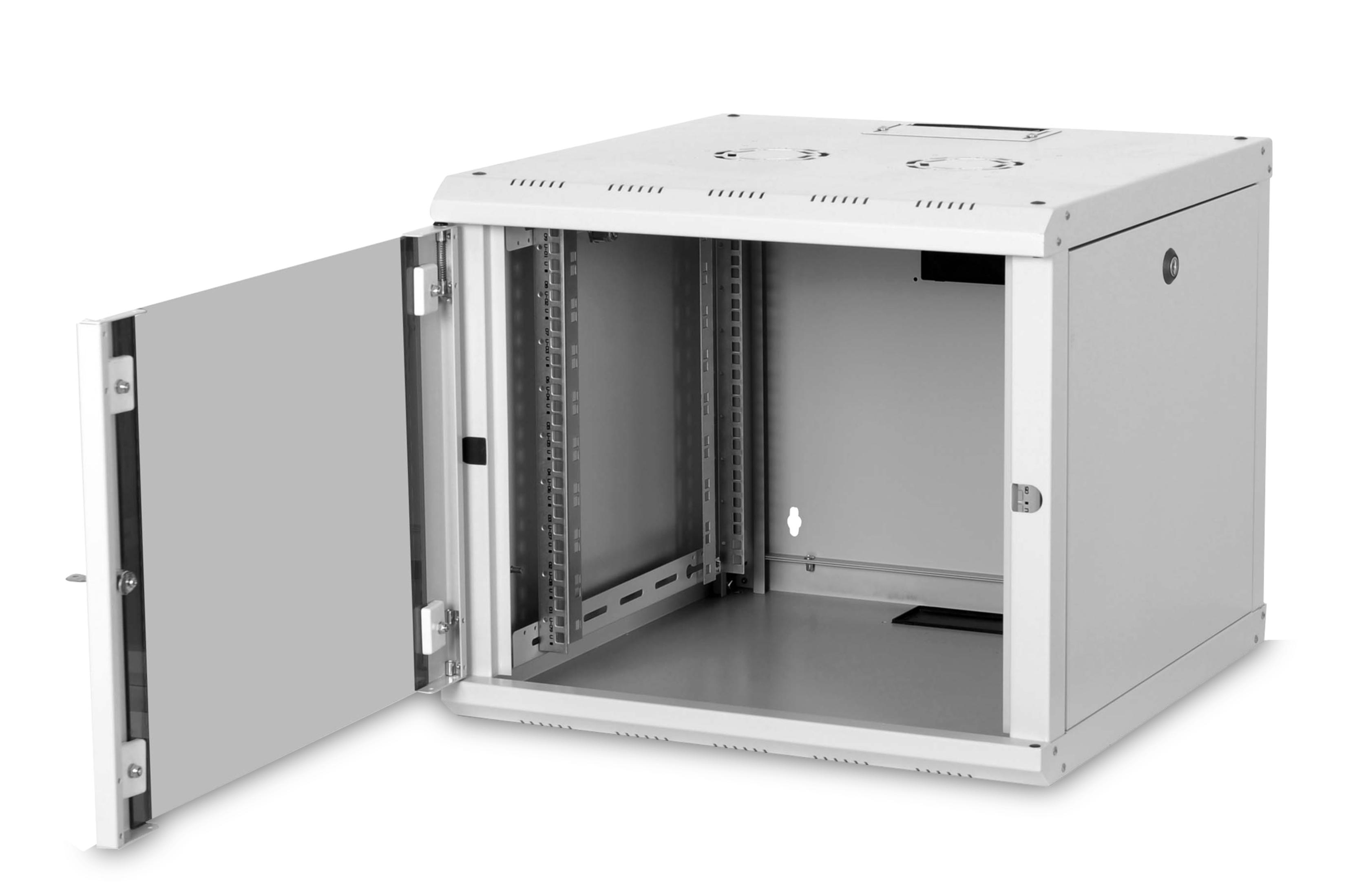 Ein offenes weißes Wandmontage-Serverrack mit offener Tür, dargestellt auf einem weißen Hintergrund.