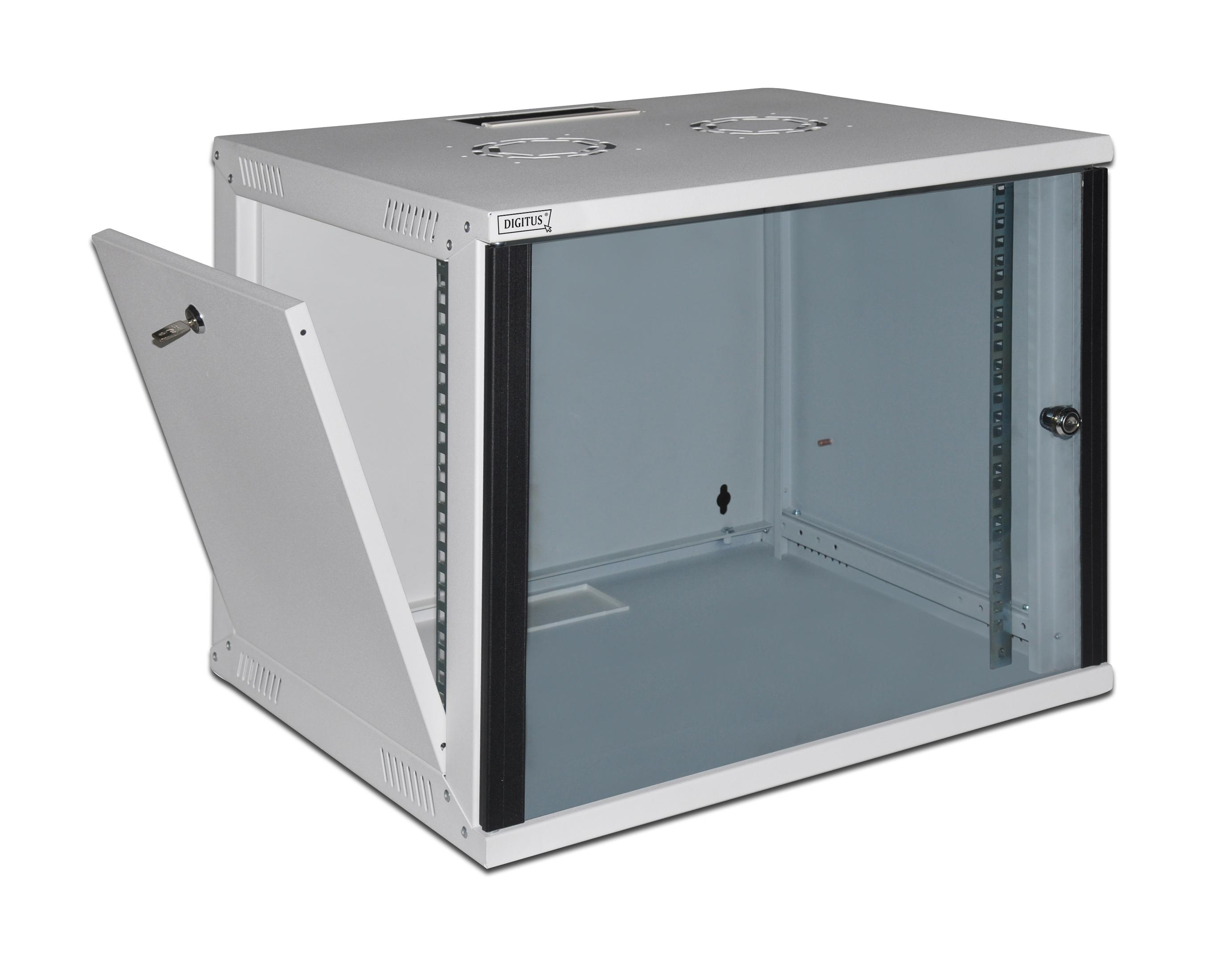 Un rack per server a parete bianco con una porta in vetro e una porta aperta, mostrato su uno sfondo bianco.
