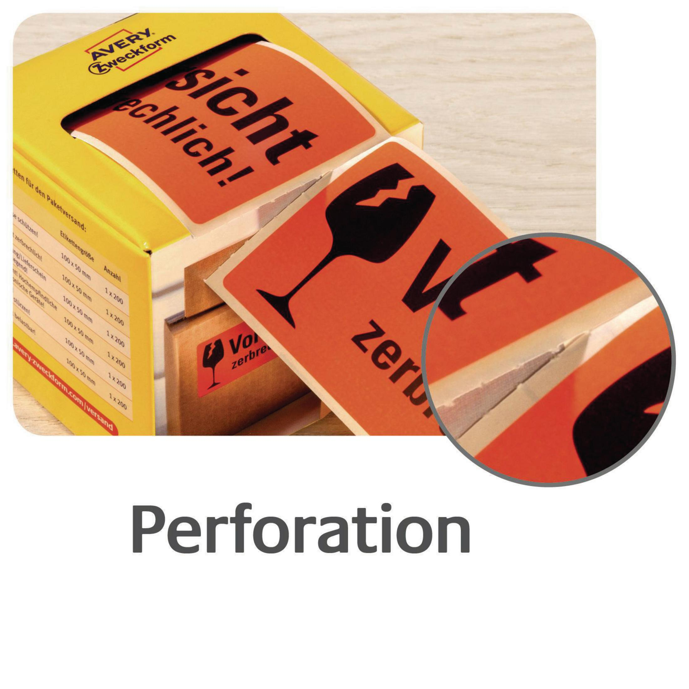 Eine gelbe Box mit Etiketten, die einen orangen 'Zerbrechlich'-Aufkleber zeigen, und einem Vergrößerungskreis mit der Perforation.