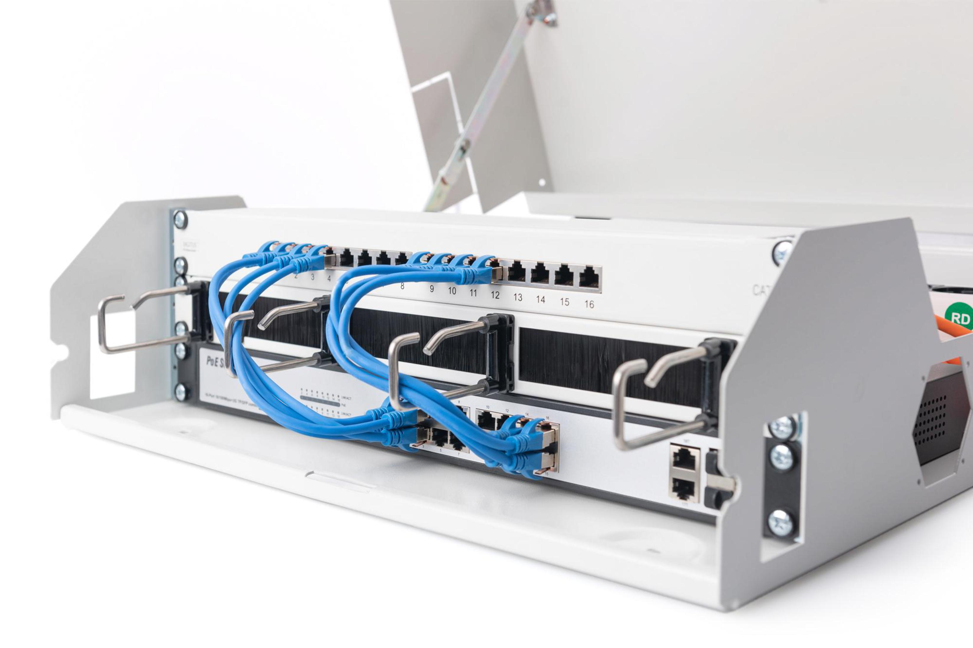 Ein Server-Rack mit blauen Netzwerkkabeln verbunden. Das Rack ist offen und hat ein weißes Äußeres.
