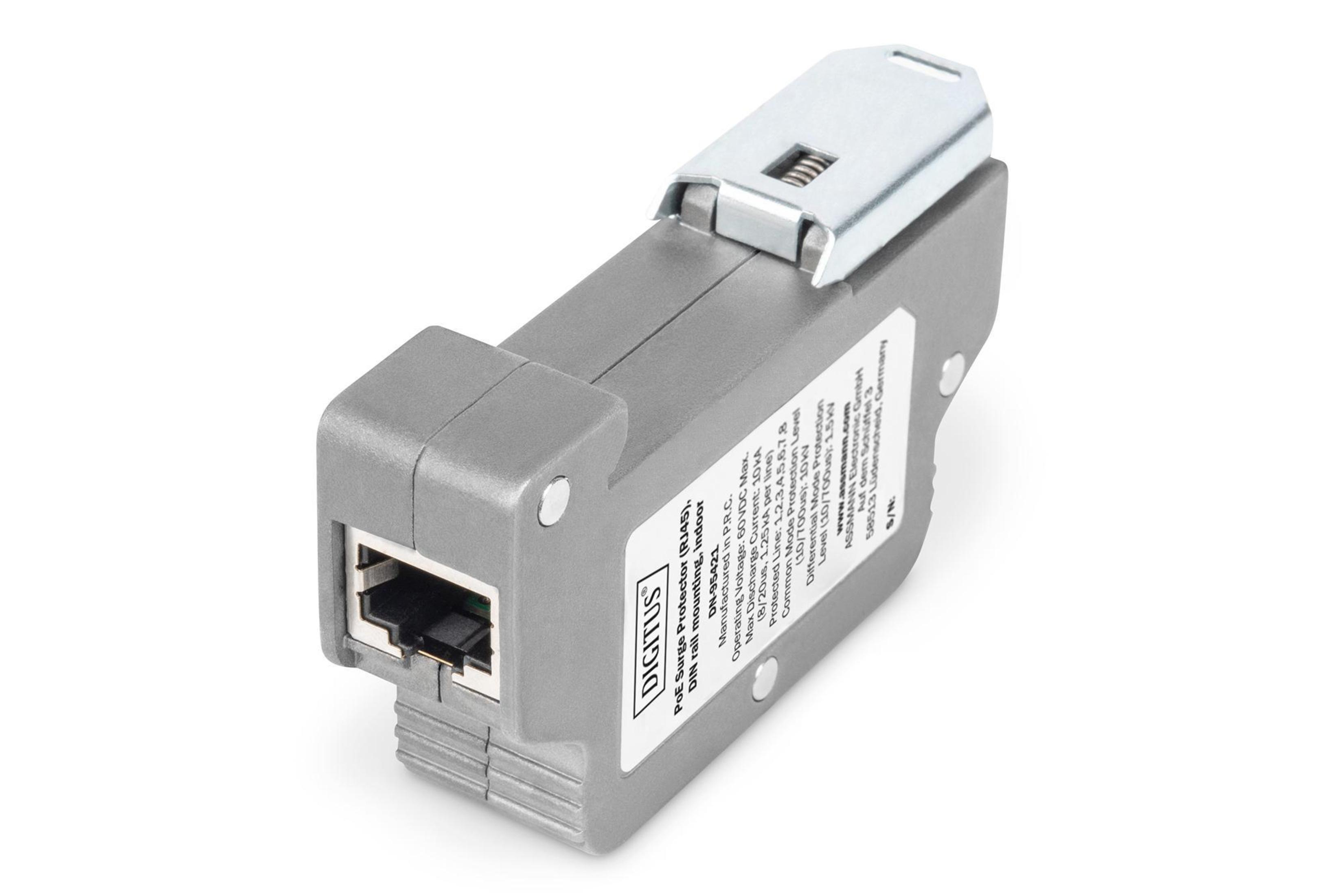 Grauer Überspannungsschutz mit einem RJ45-Anschluss und einem silbernen Clip oben, isoliert auf einem weißen Hintergrund.