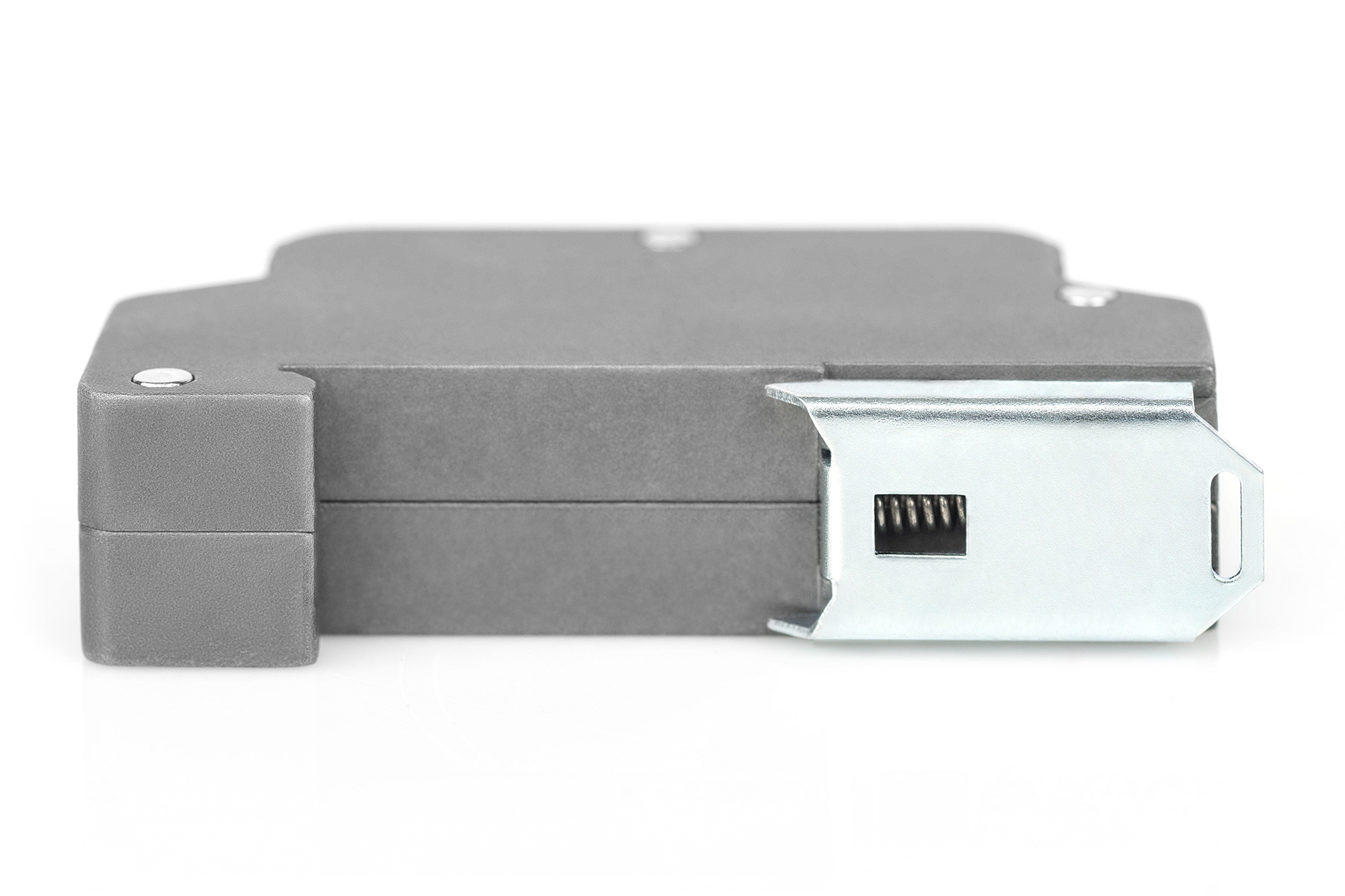 Graues elektrisches Bauteil mit Metallclip, auf weißem Hintergrund.