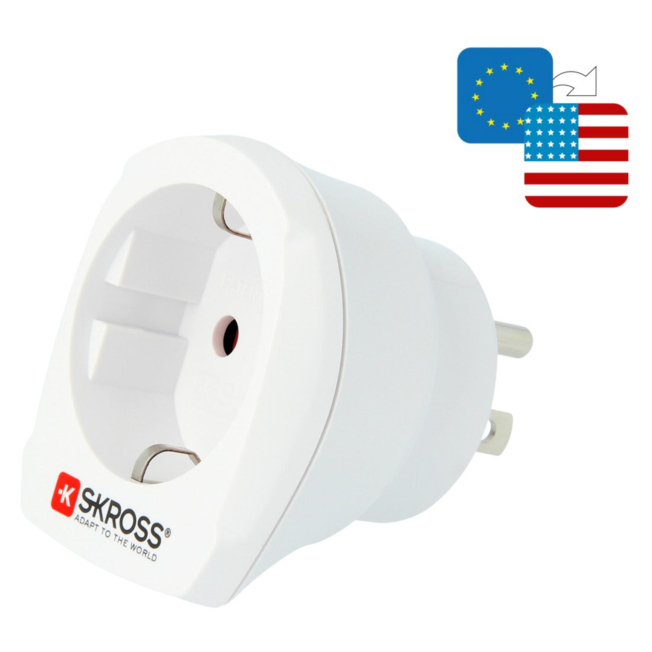 Adattatore bianco con punto rosso. L'adattatore ha una spina europea e bandiere di USA e UE.