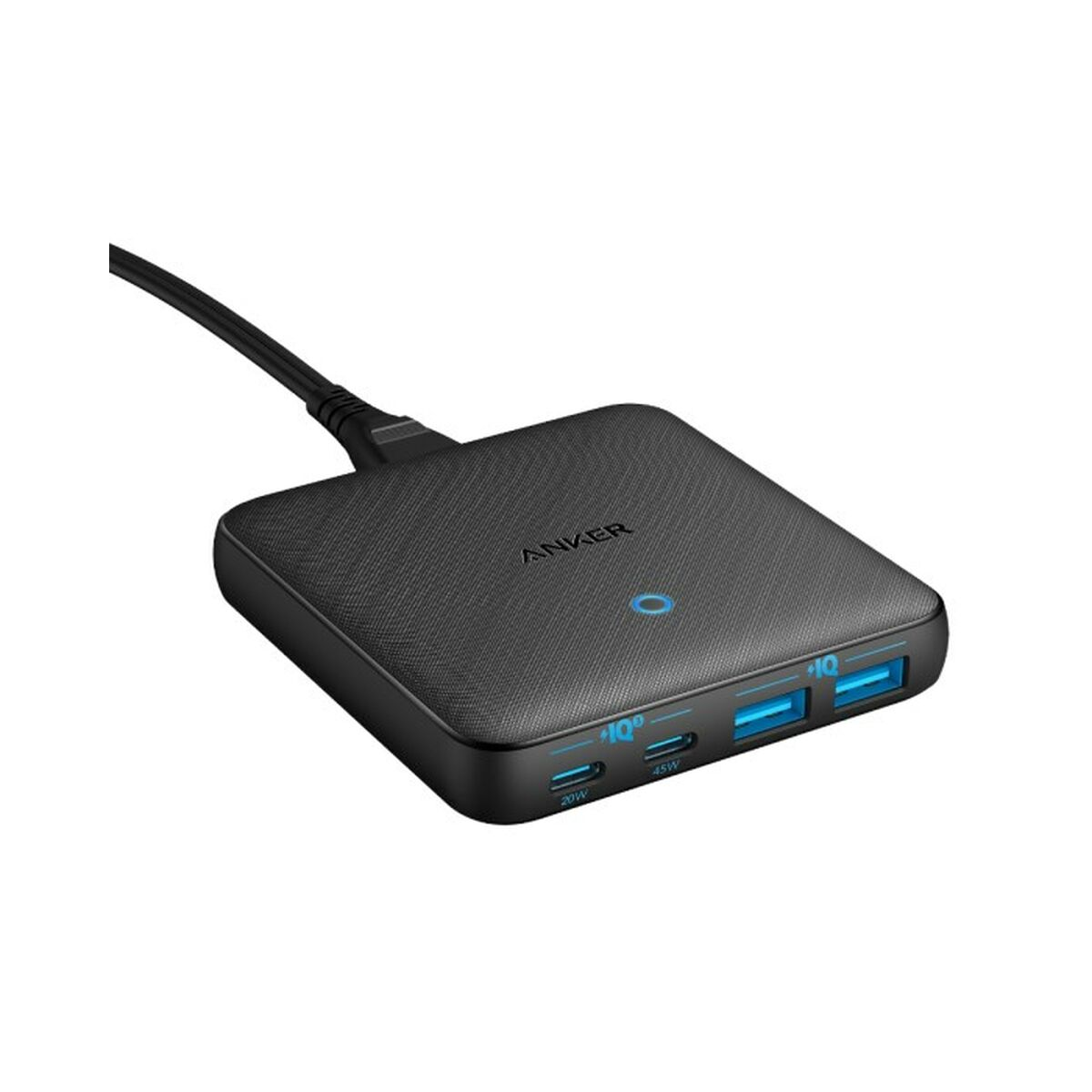 Eine schwarze Anker-Ladestation mit drei USB-Anschlüssen und einem schwarzen Stromkabel auf einer weißen Oberfläche.