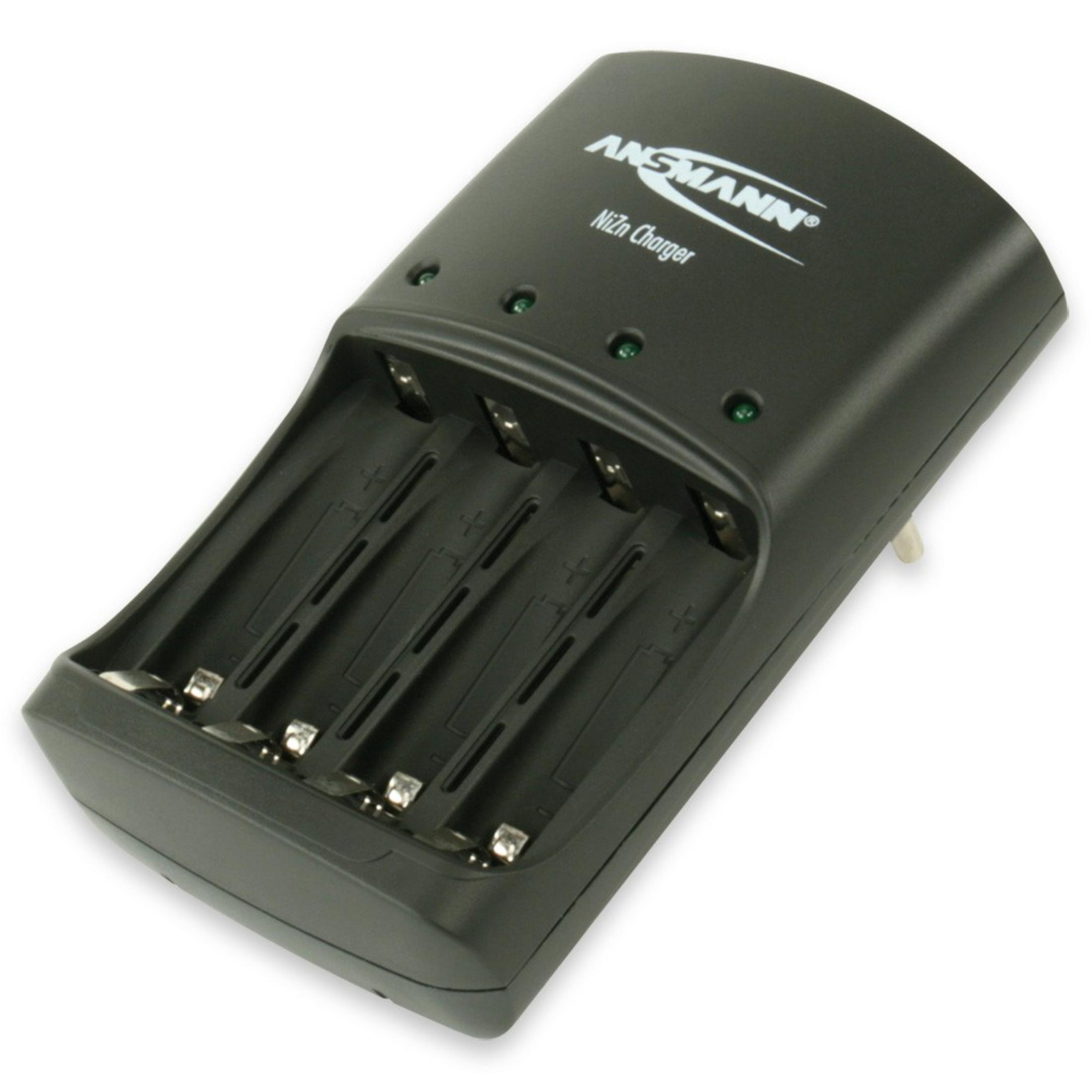 Schwarzes Batterieladegerät mit vier Schlitzen und Kontrollleuchten auf weißem Hintergrund.