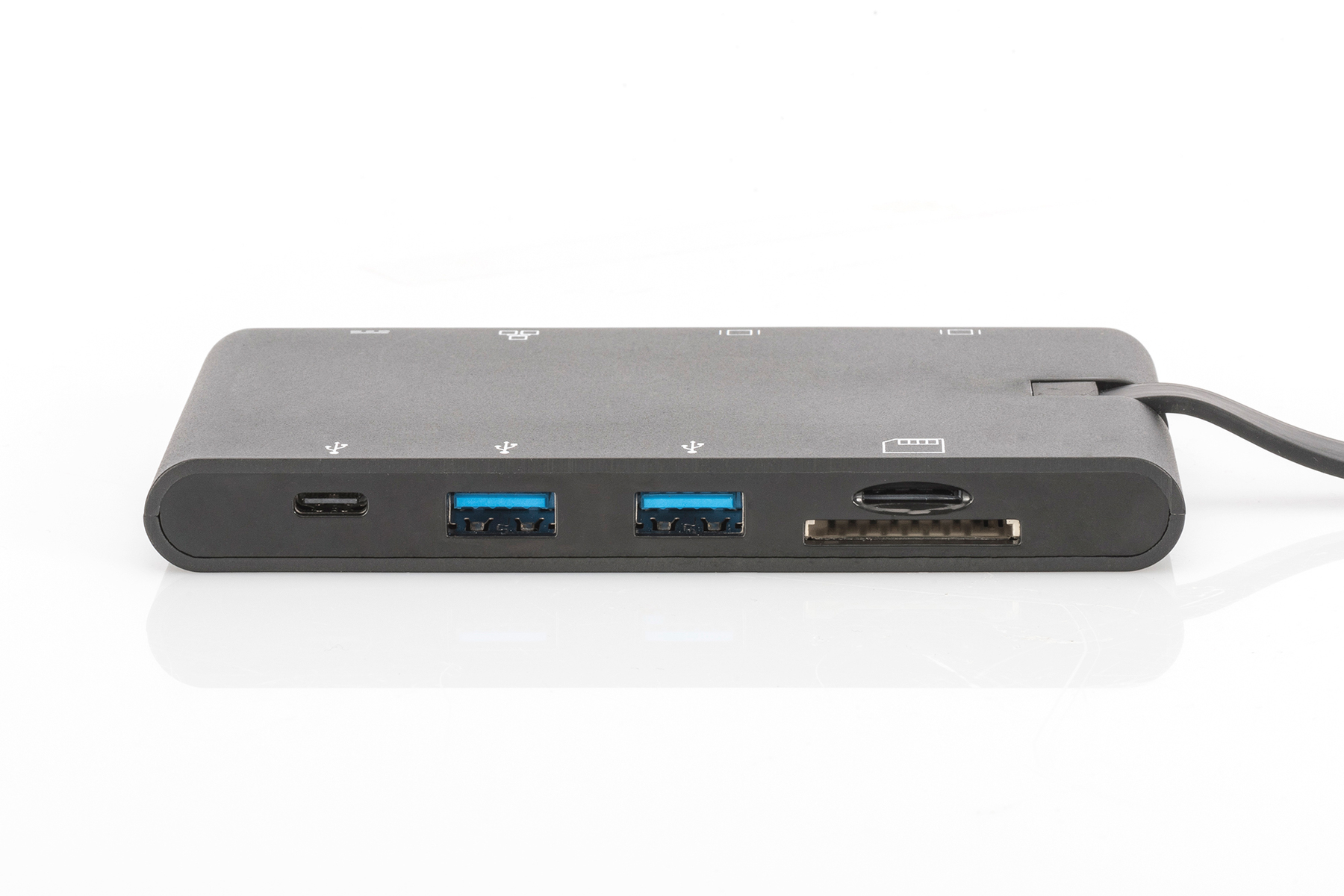 Schwarzer USB-Hub mit mehreren Anschlüssen, darunter USB-A, USB-C und SD-Kartensteckplätze, auf einer weißen Oberfläche.