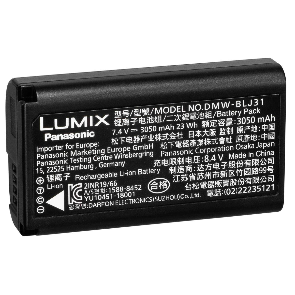 Ein schwarzer Lumix Panasonic Akku mit weißem und gelbem Text auf weißem Hintergrund.
