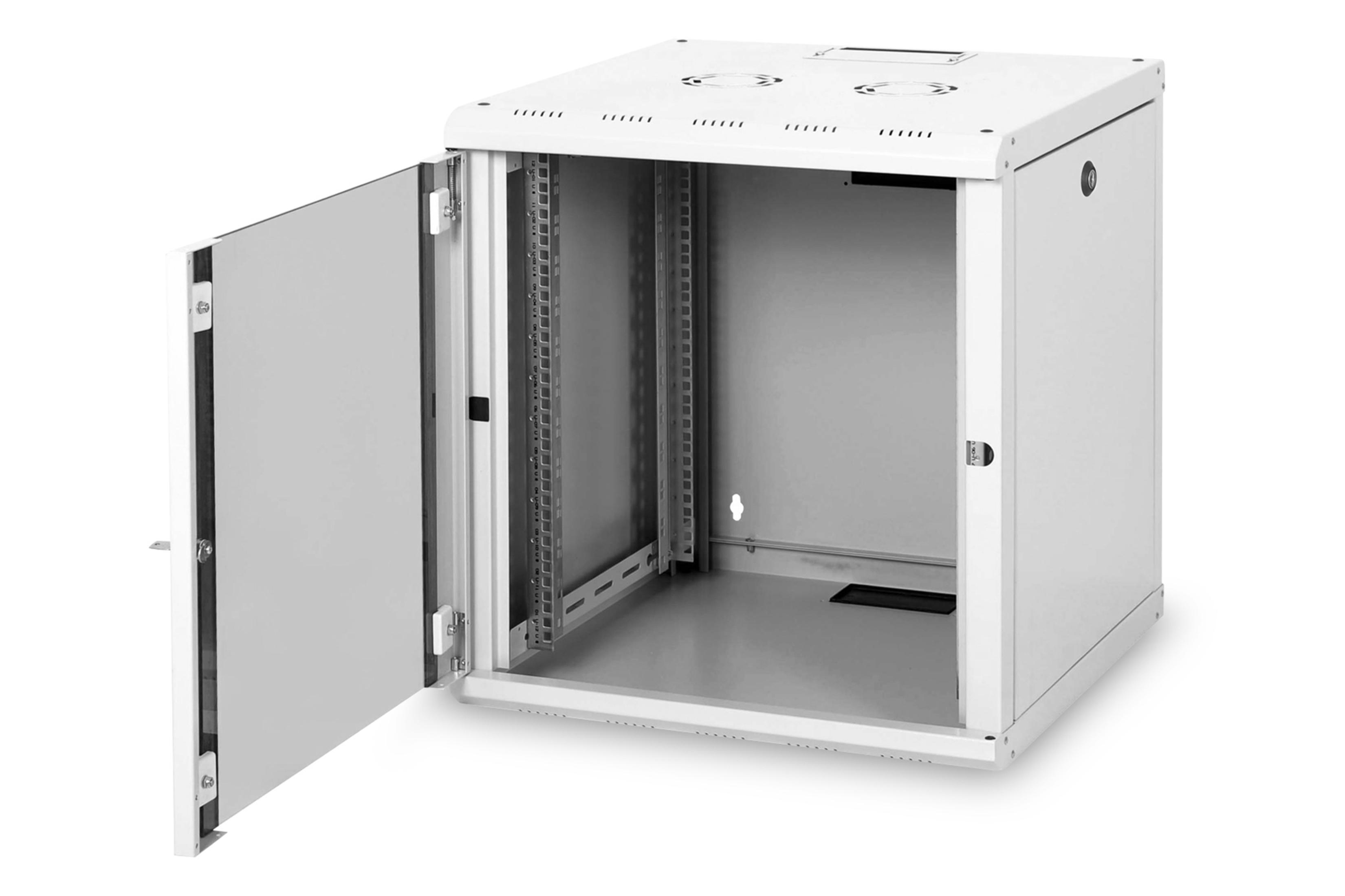 Un armadio di rete bianco con una porta aperta, che rivela guide interne e ventilazione, su uno sfondo bianco.