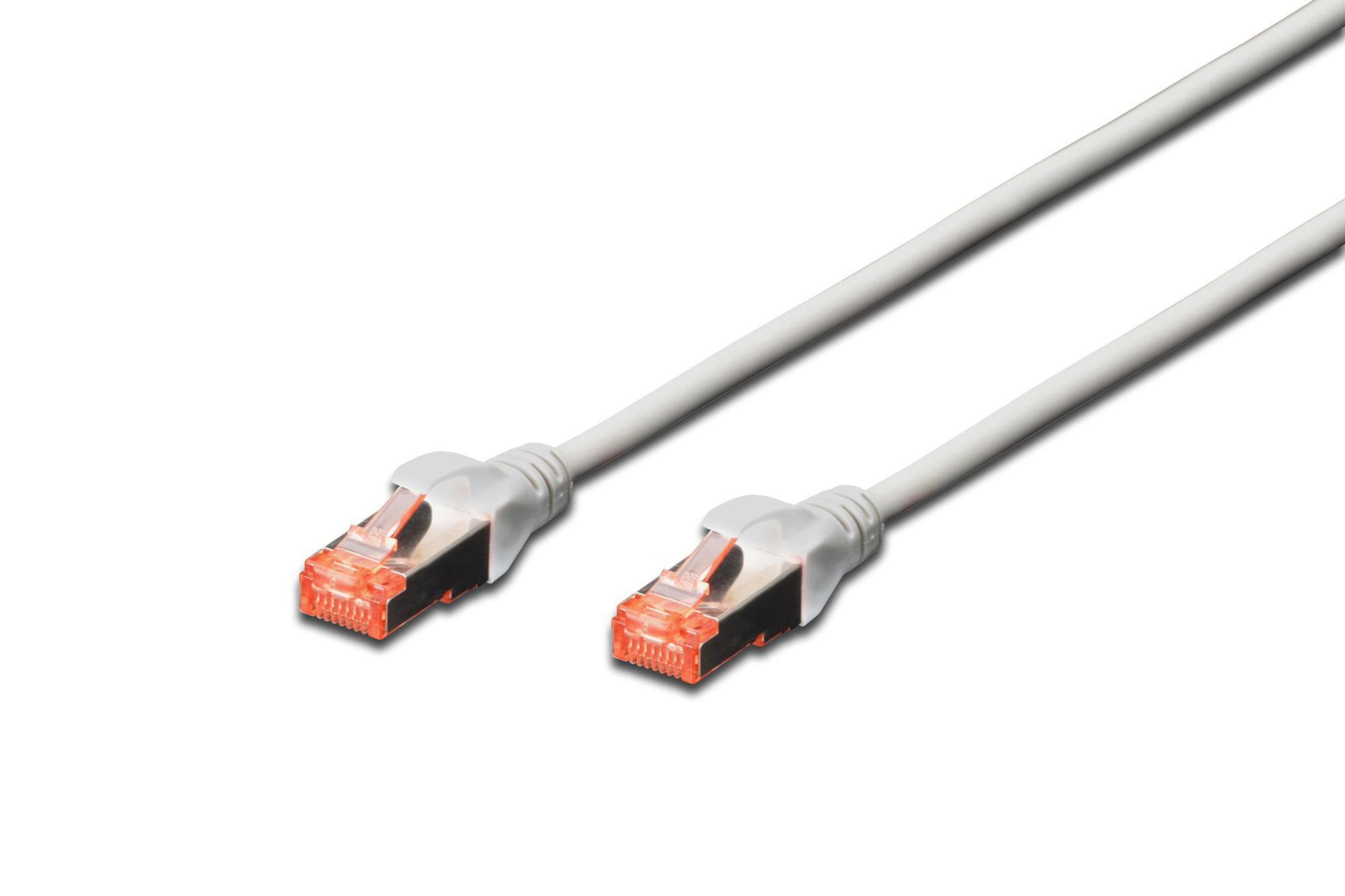 Ein weißes Ethernet-Kabel mit orangefarbenen Anschlüssen wird vor einem weißen Hintergrund angezeigt.