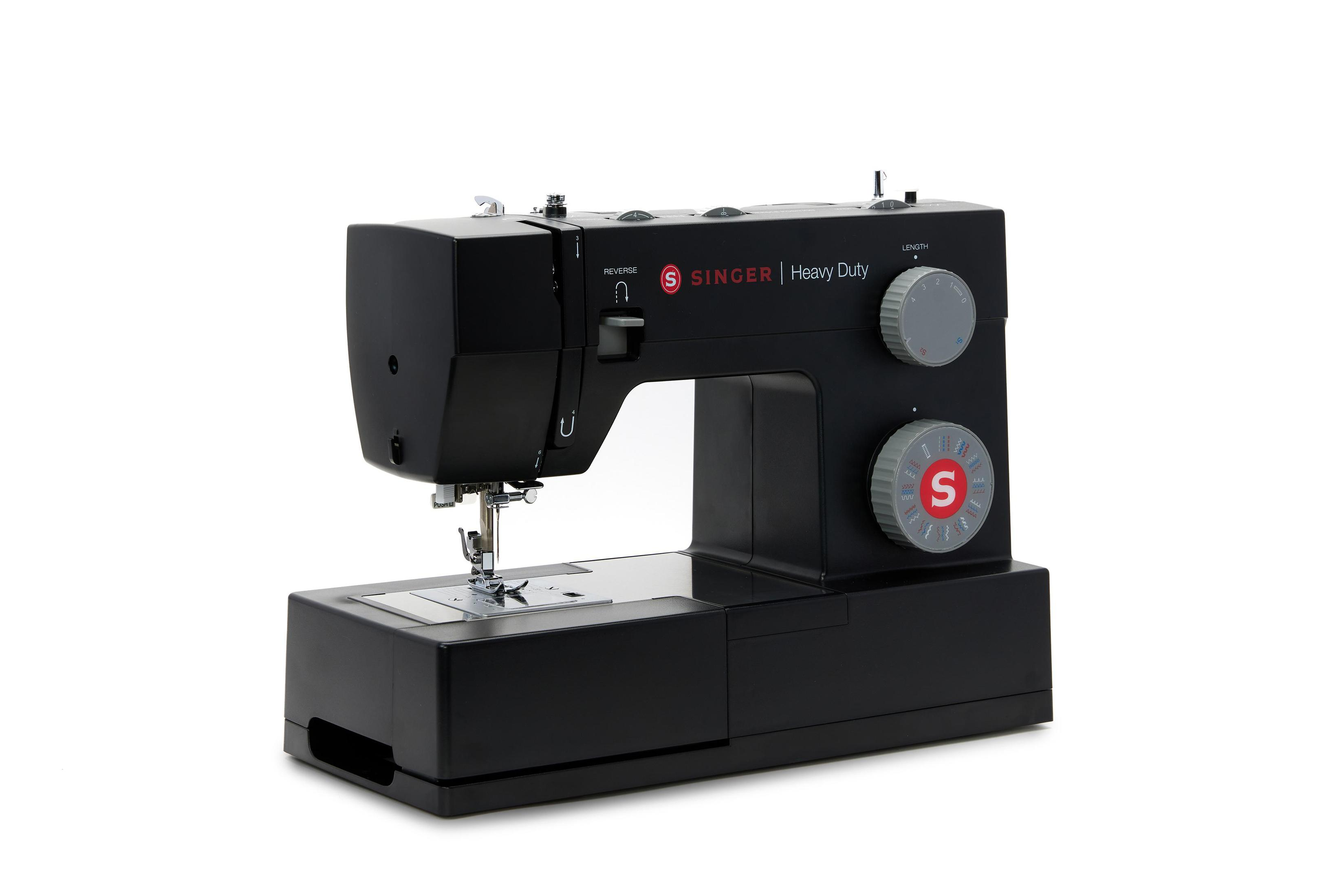 Eine schwarze Singer Heavy Duty Nähmaschine steht auf einem weißen Hintergrund, Seitenansicht.