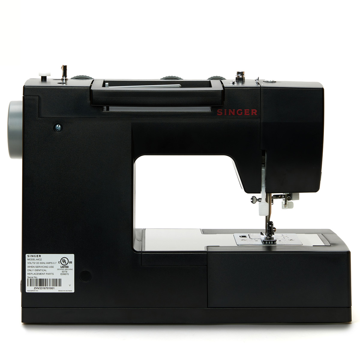 Die Rückseite einer schwarzen Singer Heavy Duty Nähmaschine zeigt ein Etikett und verschiedene Komponenten.