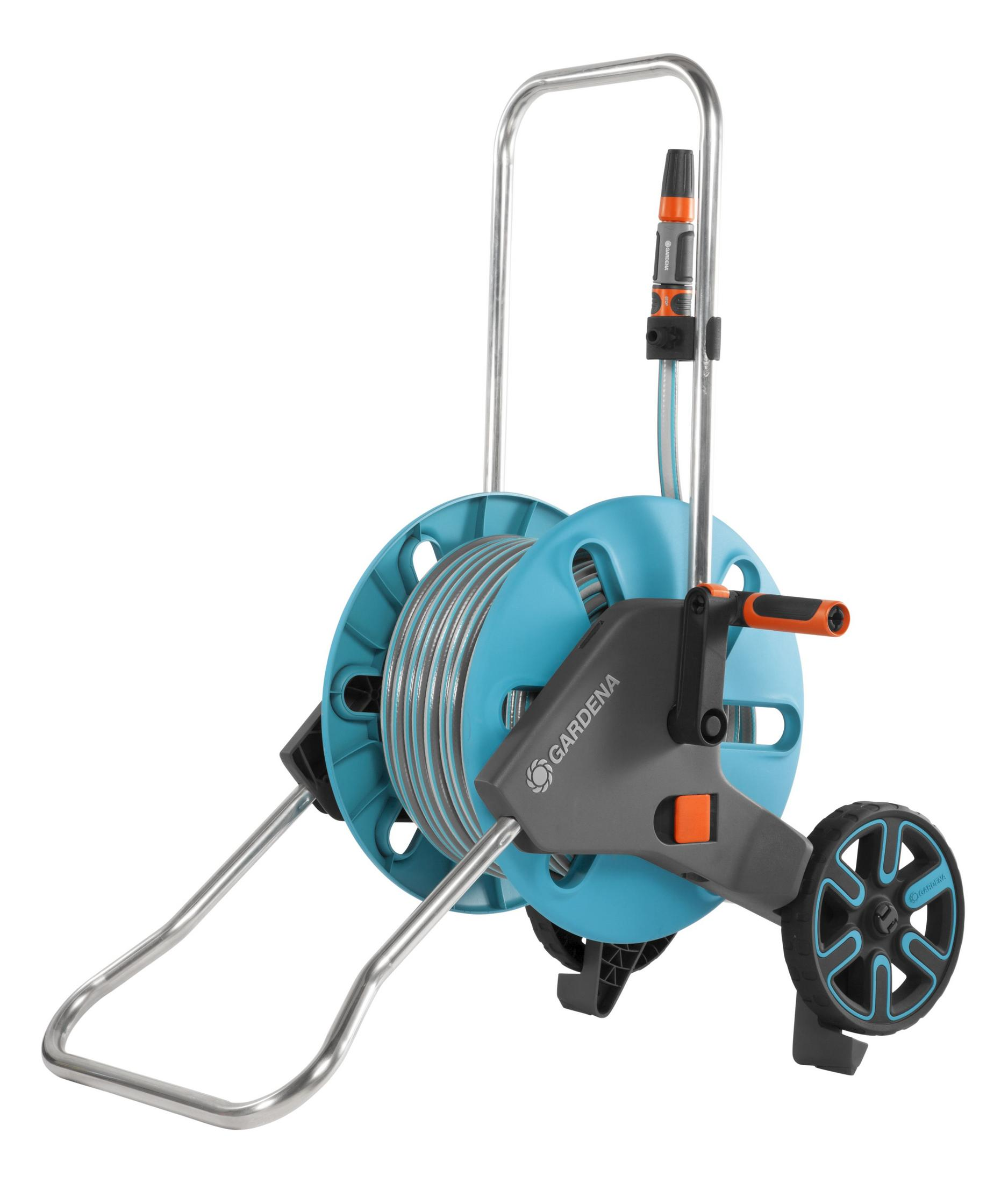 Ein blau-grauer Gardena Schlauchwagen mit silbernem Metallrahmen auf Weiß.