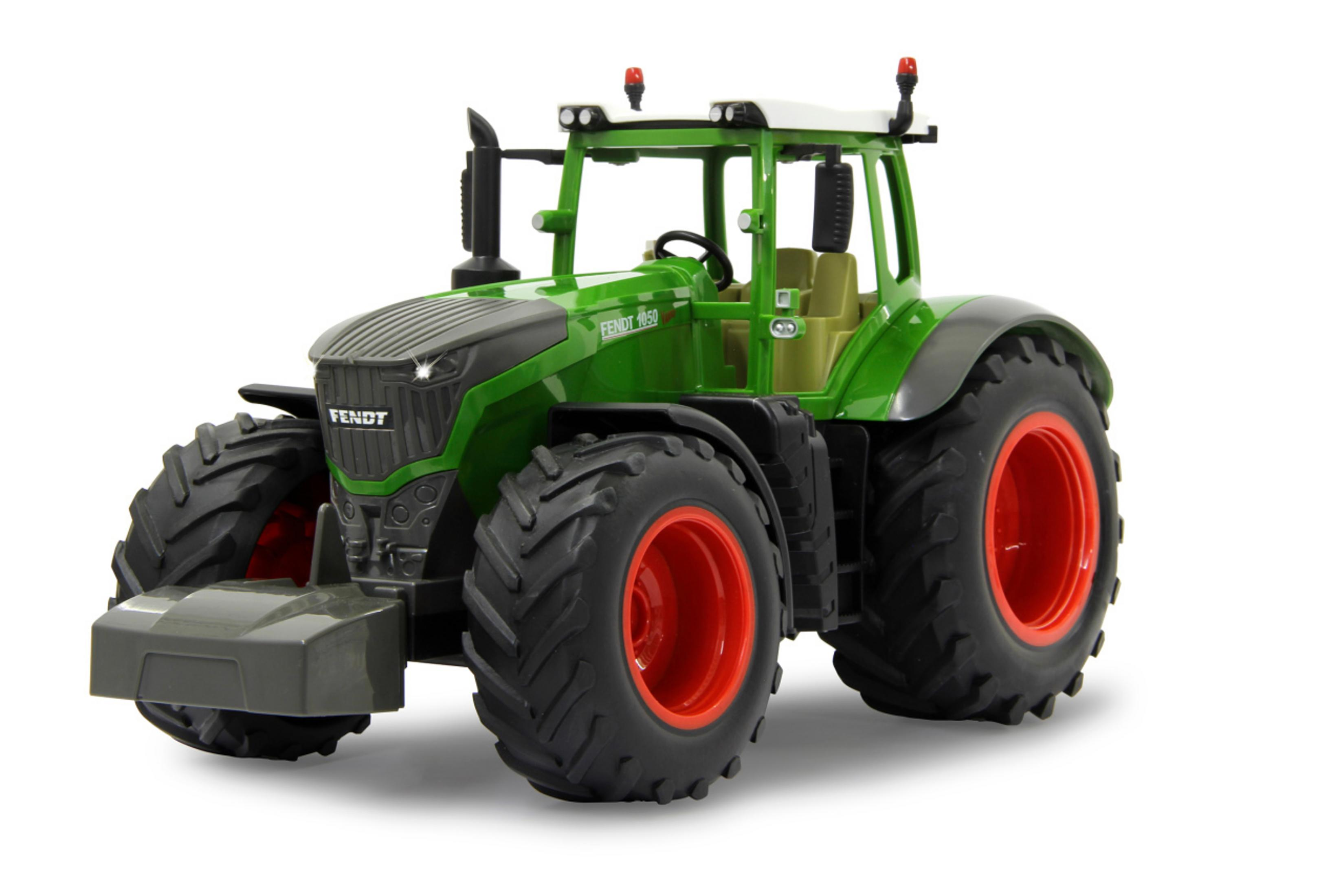 Se muestra un tractor de juguete verde con ruedas rojas sobre un fondo blanco.