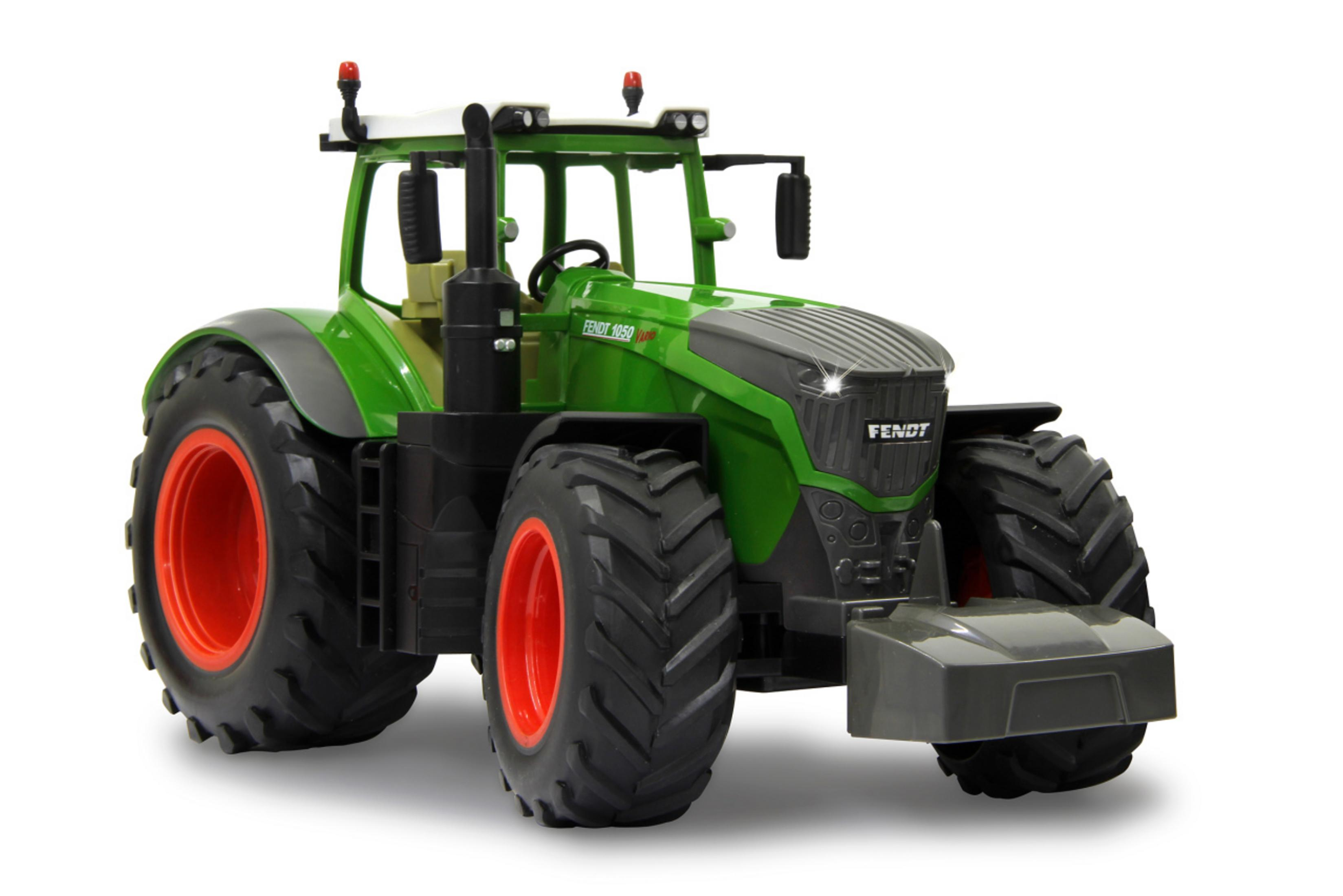Se muestra un tractor de juguete verde con ruedas rojas sobre un fondo blanco en una toma de estudio.