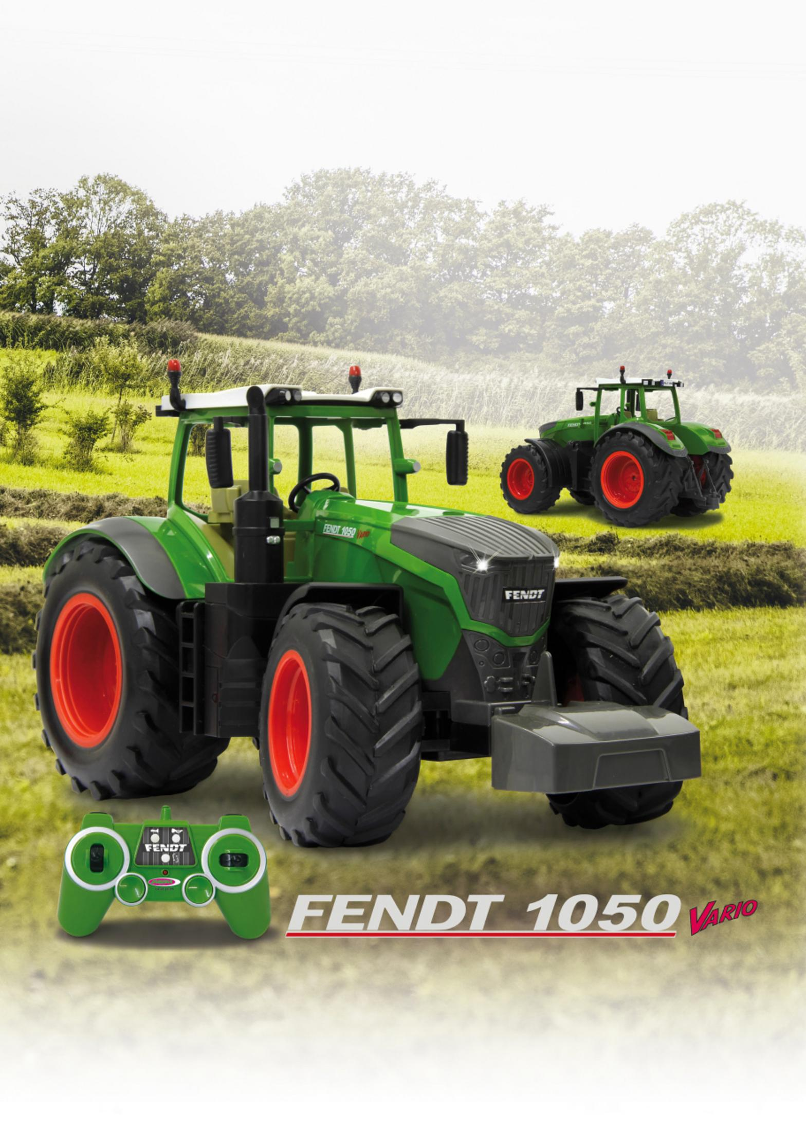 Un tractor de juguete verde con ruedas rojas y un control remoto sobre un fondo de hierba.