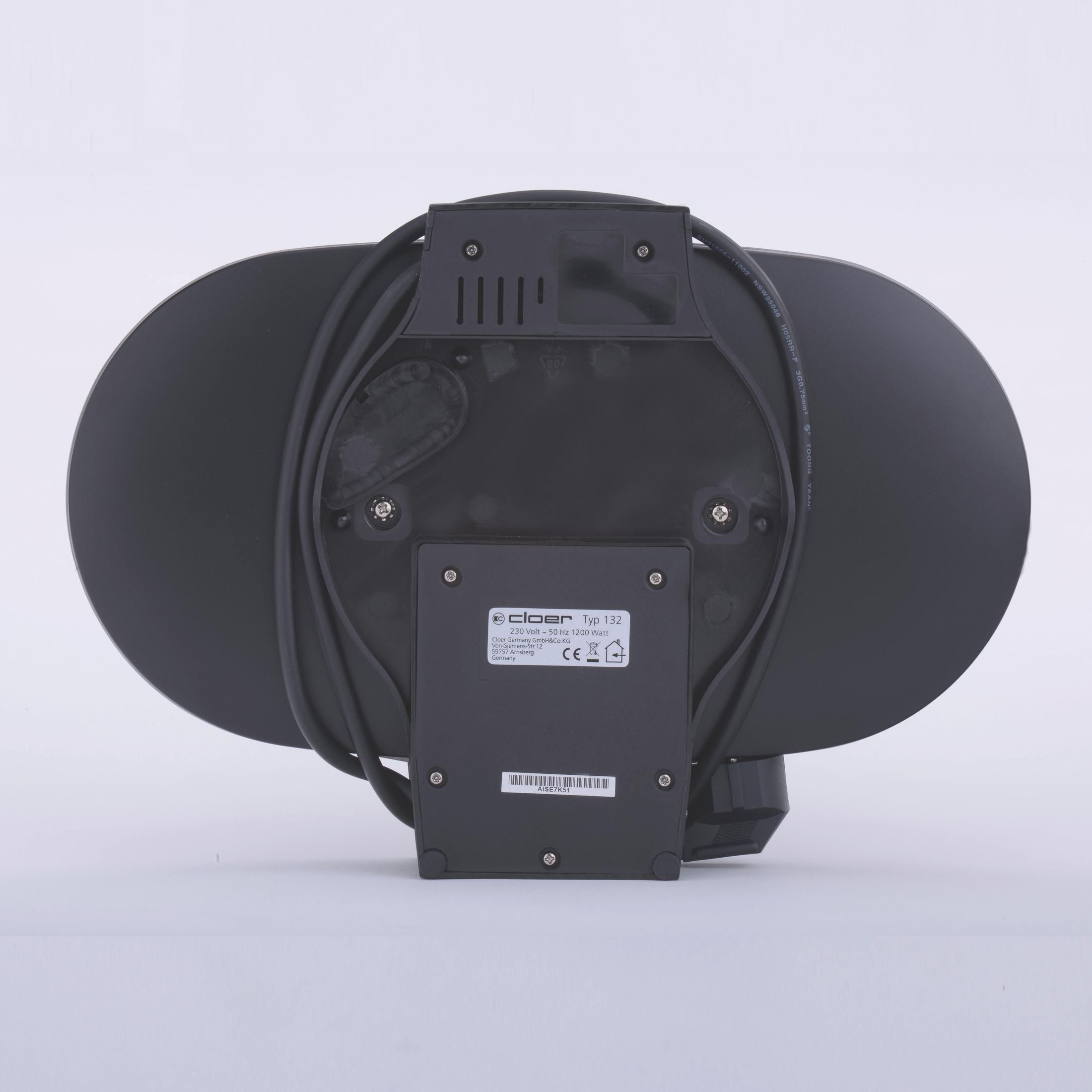 Spodnia część czarnej gofrownicy pokazuje jej konstrukcję i szczegóły etykiety.