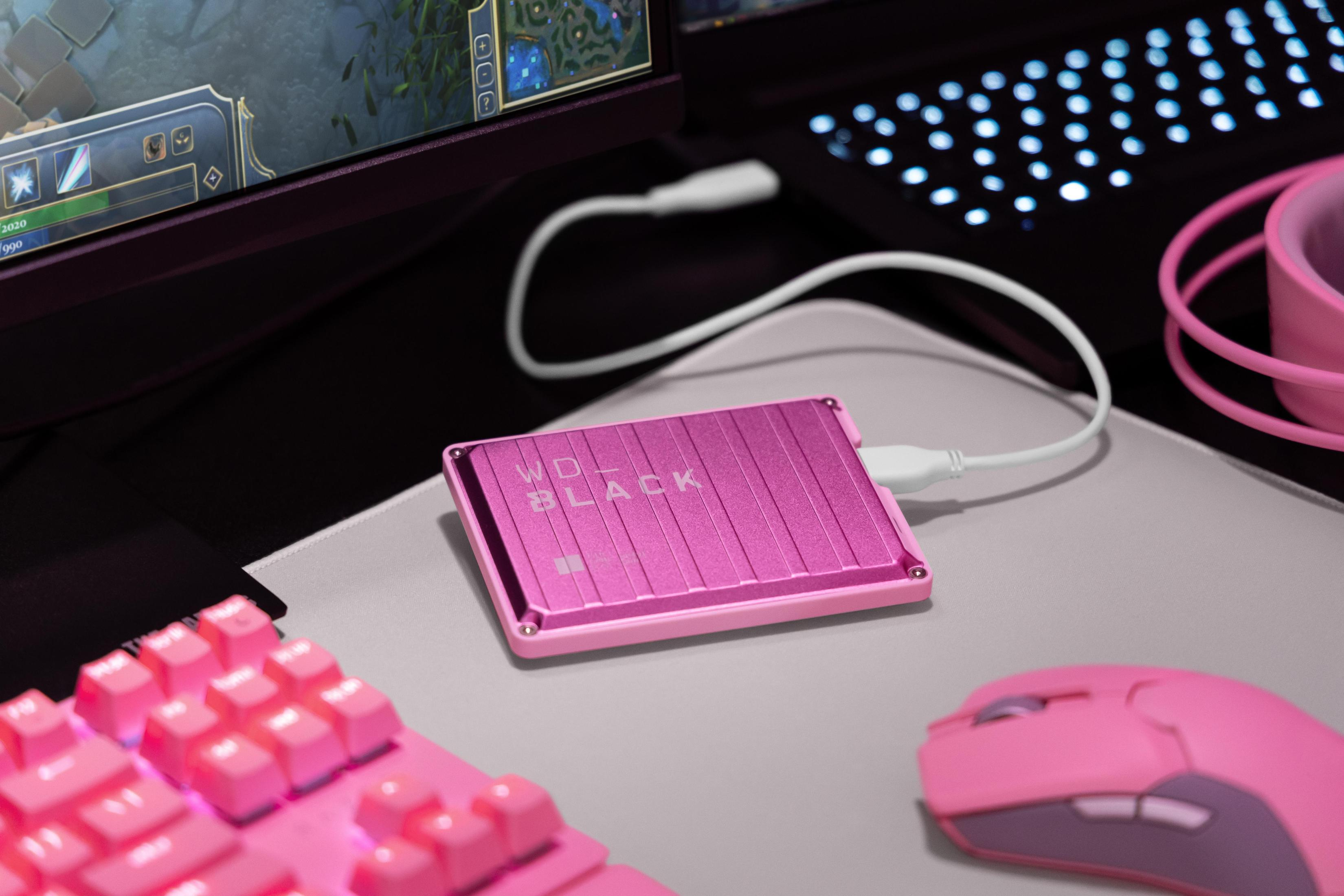 Disco duro WD Black P10 rosa en una alfombrilla de ratón con teclado y ratón rosas.