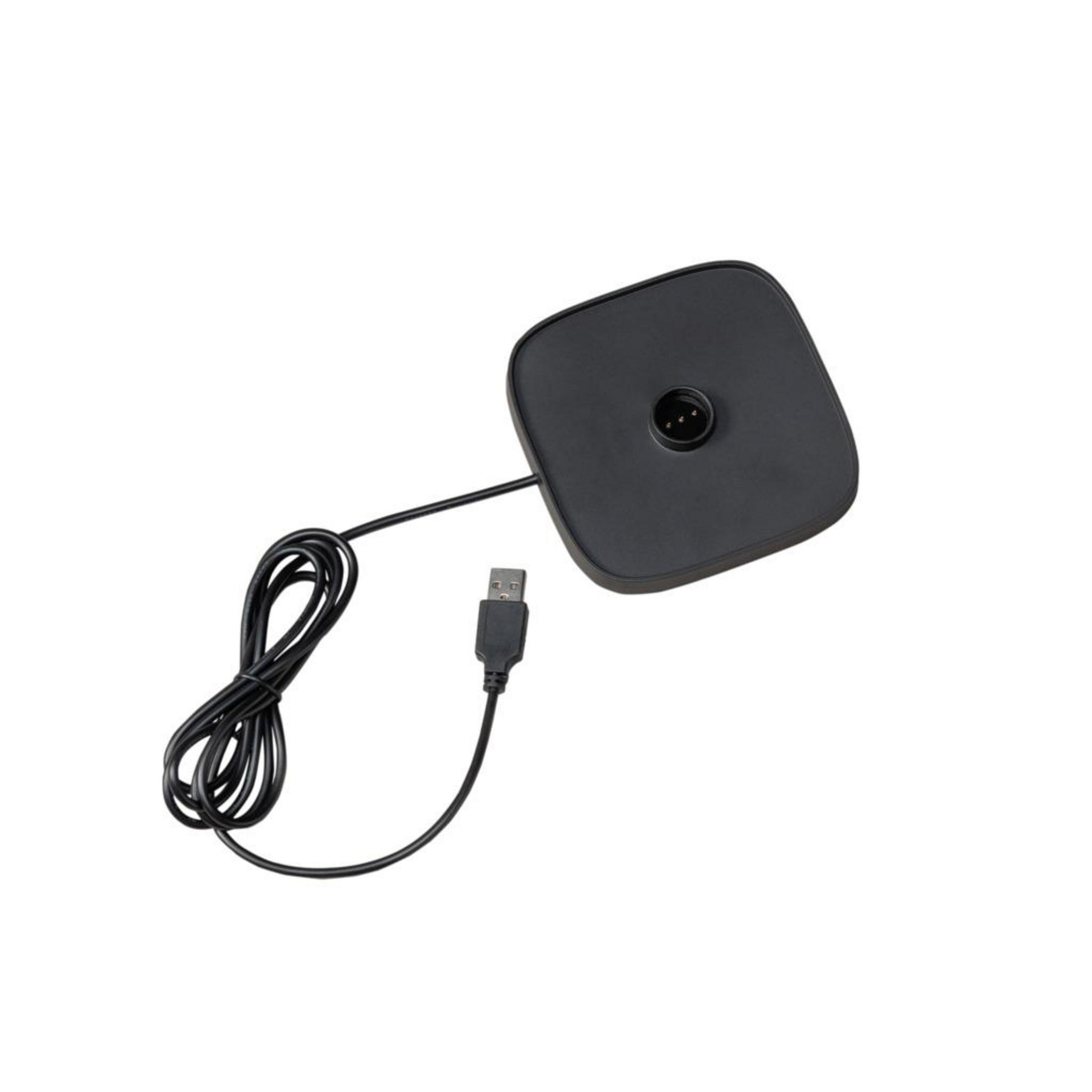 Schwarze Ladegerätbasis mit USB-Kabel, mit einer quadratischen Basis mit drei Zinken für den Lampenanschluss, auf Weiß.
