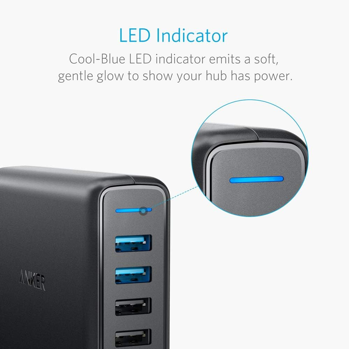Un primo piano di un caricatore multi-porta con una luce LED blu.