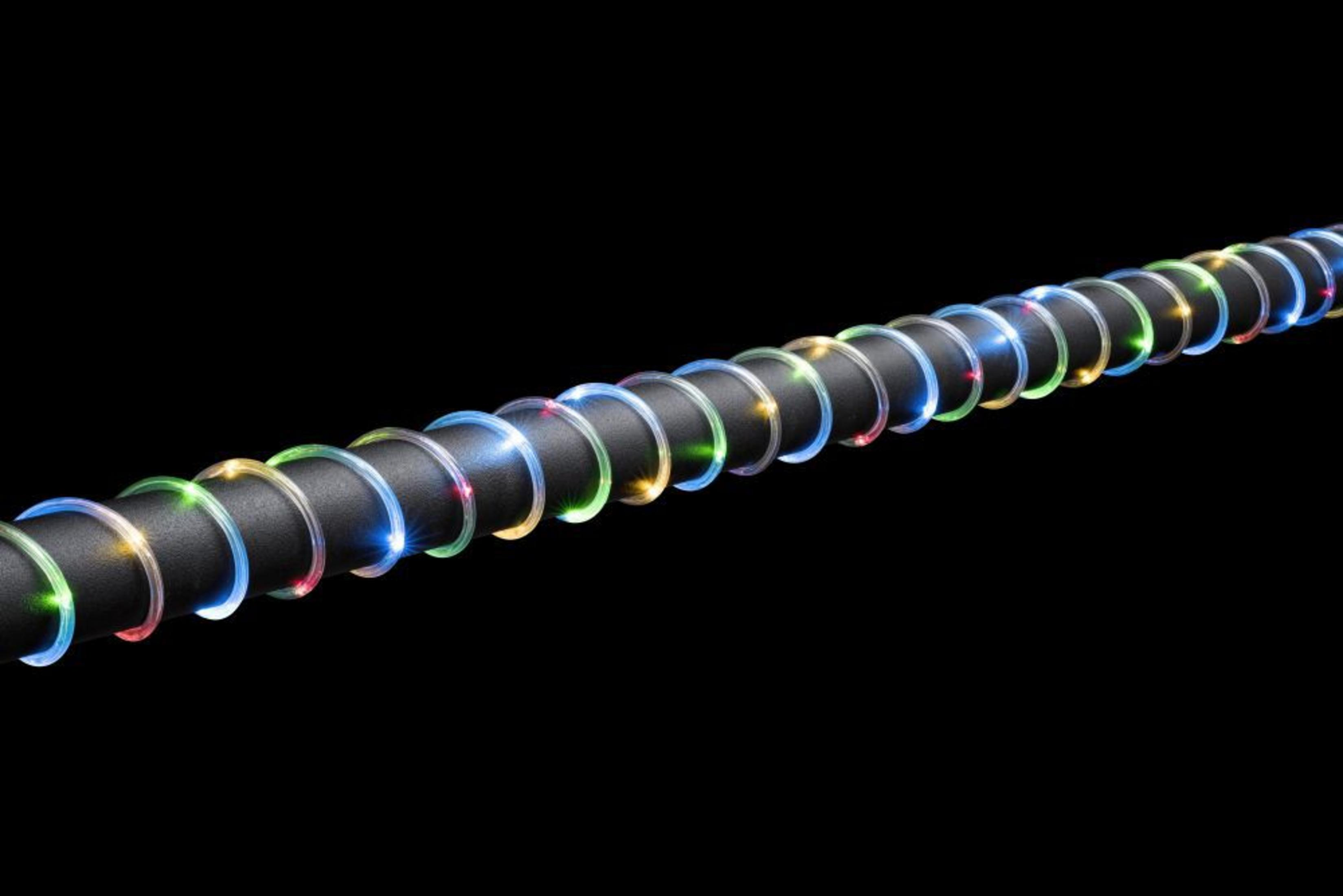 Eine Kette von LED-Lichtern mit Regenbogenfarben, die sich spiralförmig um einen schwarzen Draht winden.