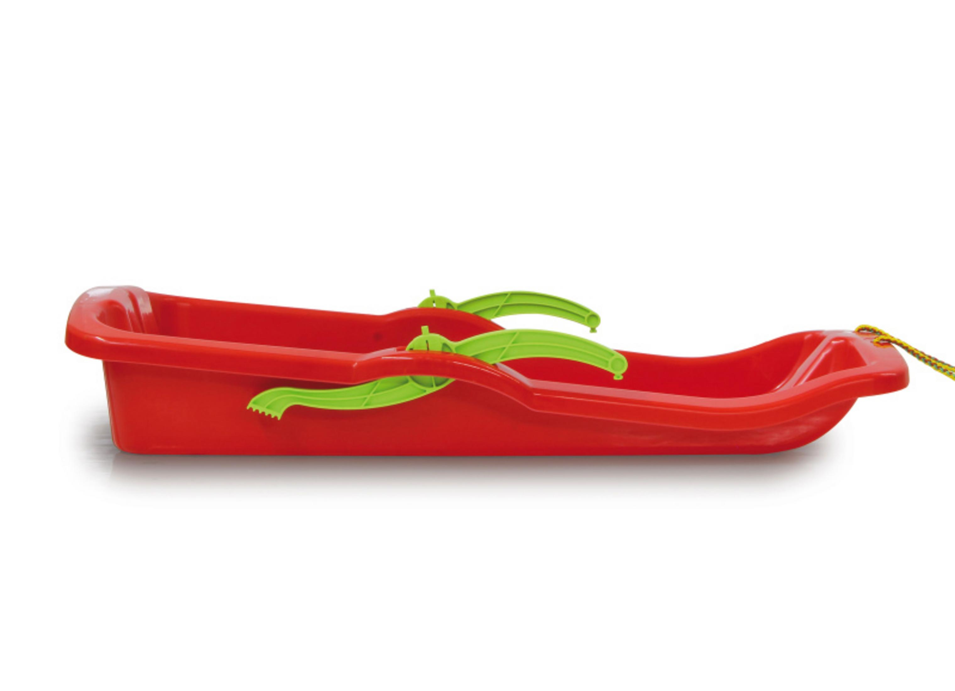 Ein roter Plastikschlitten mit grünen Griffen auf weißem Hintergrund.