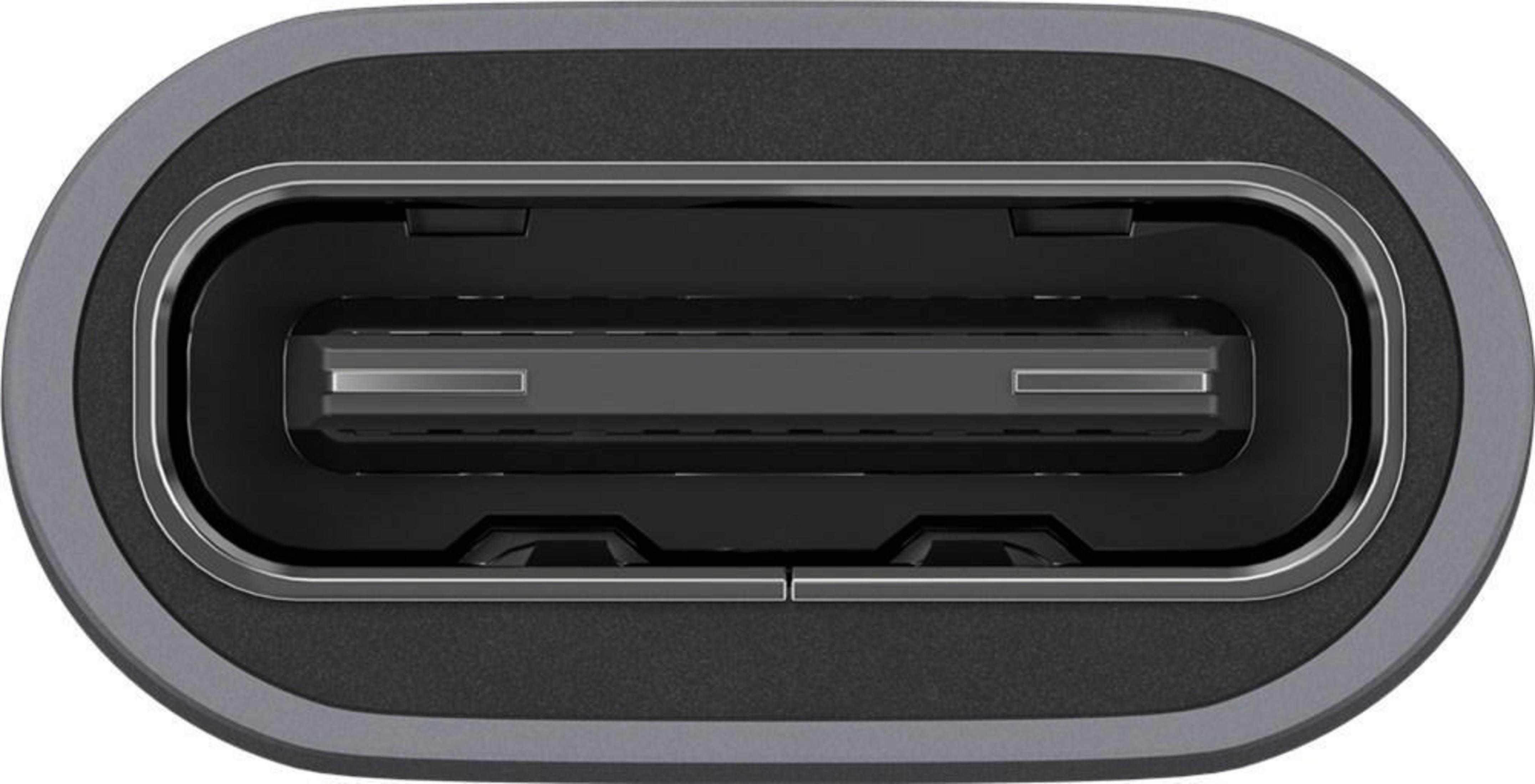 Eine Nahaufnahme zeigt einen grauen USB-C-Anschluss mit schwarzem Innenraum auf weißem Hintergrund.